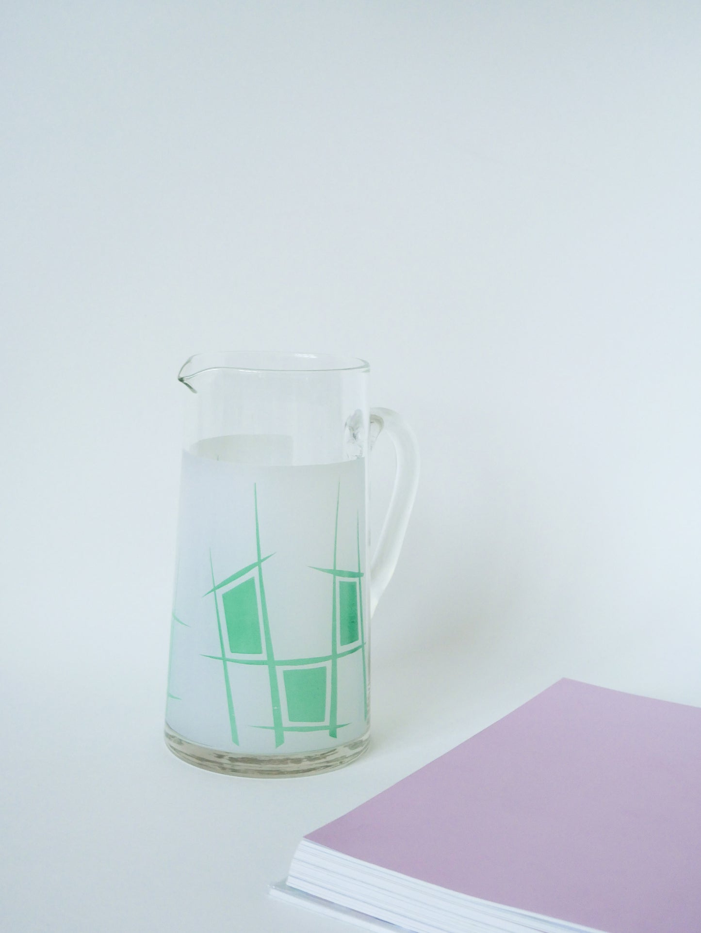 Pichet en verre et motifs psychés verts, Design, 1970