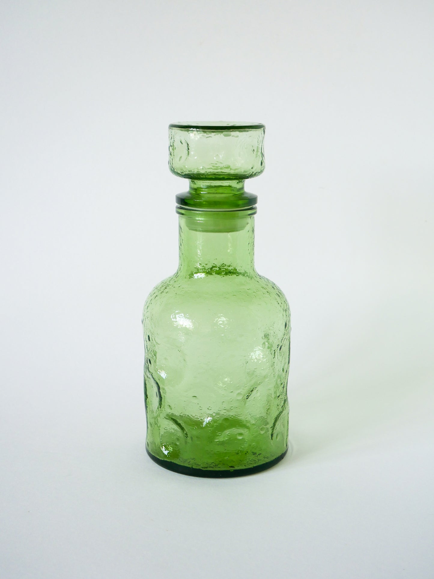 Carafe en verre bullé vert, 1970