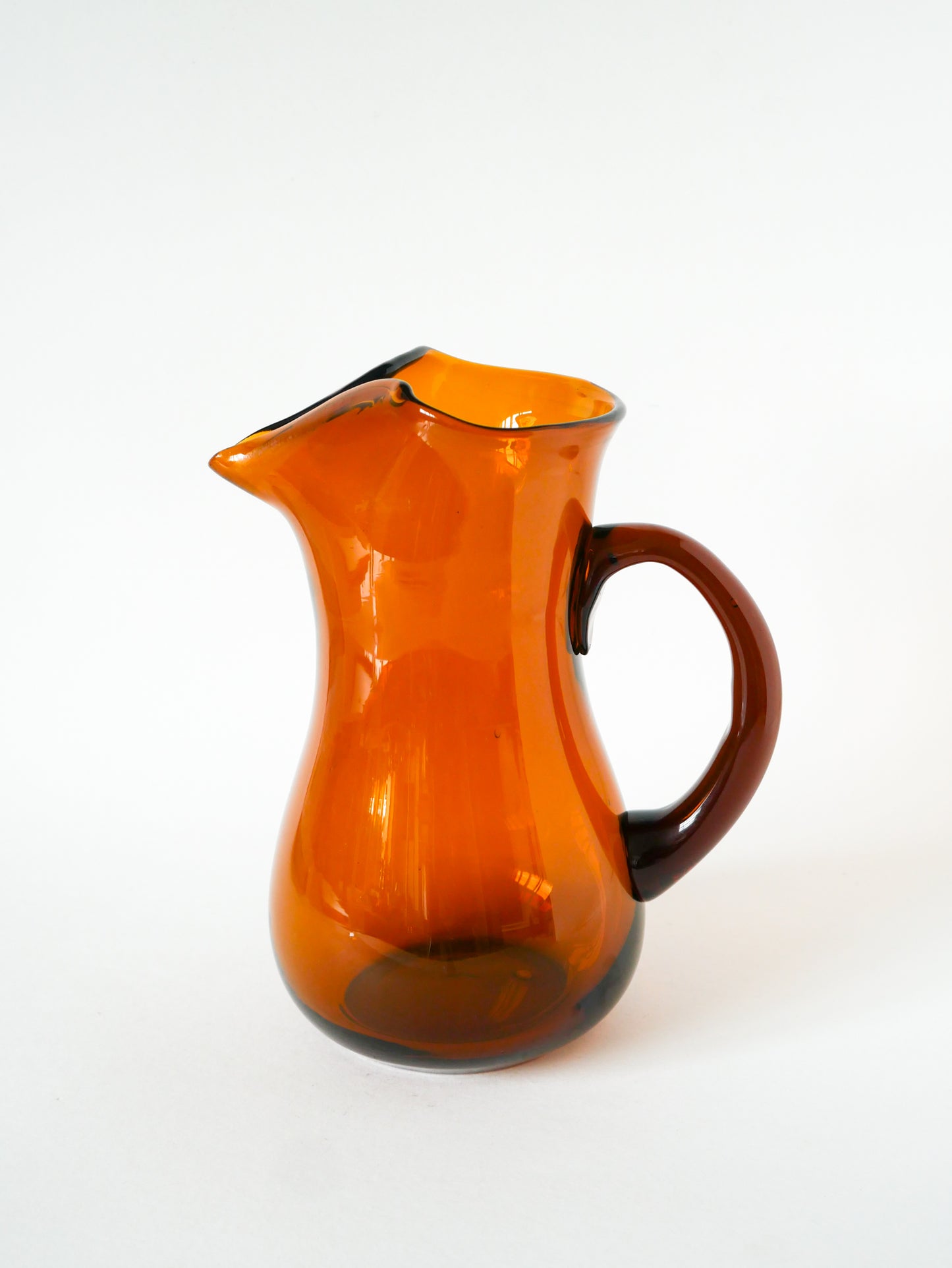 Pichet en verre ambré, Design, 1970 - 23 X 18 cm