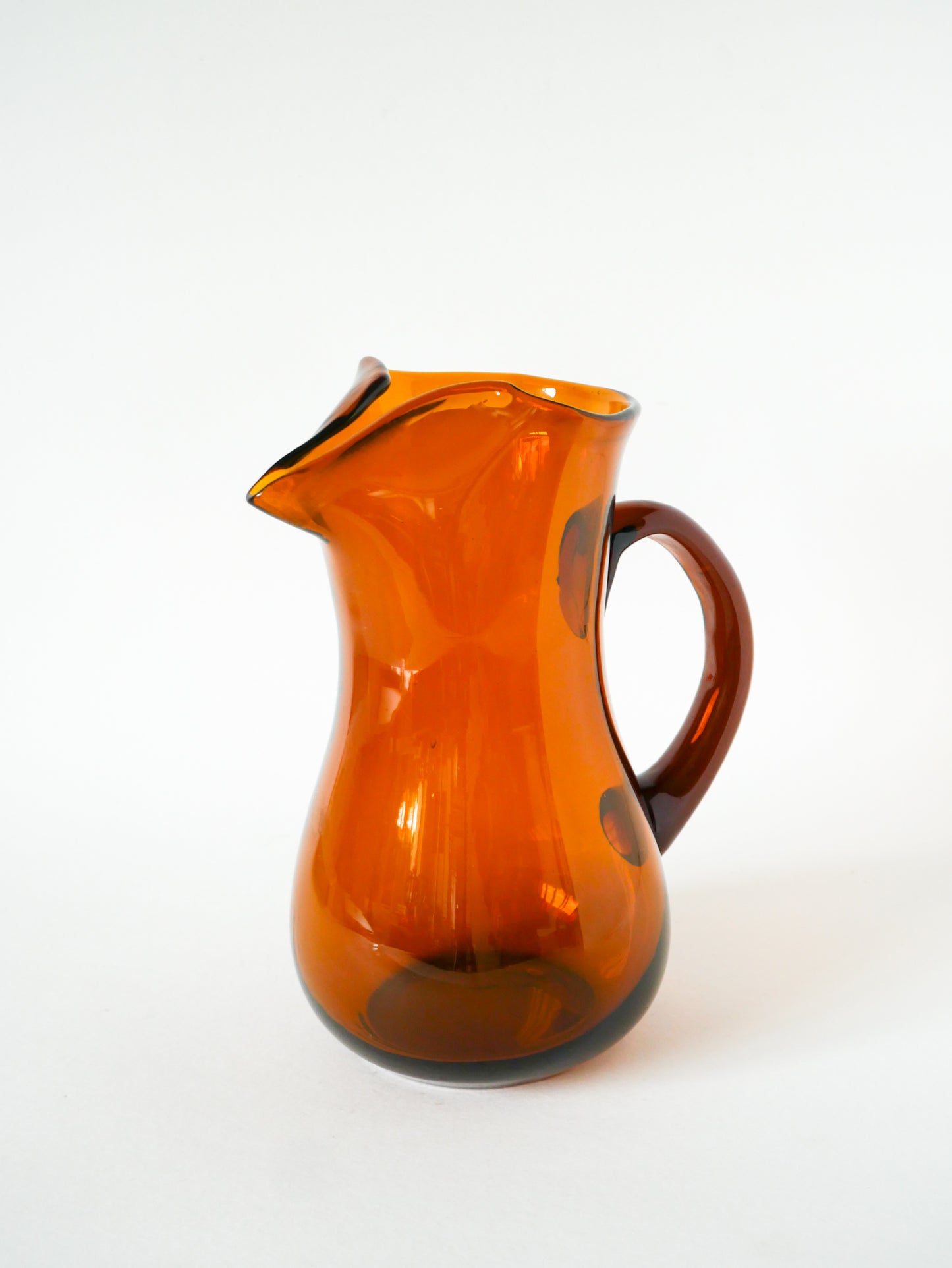 Pichet en verre ambré, Design, 1970 - 23 X 18 cm