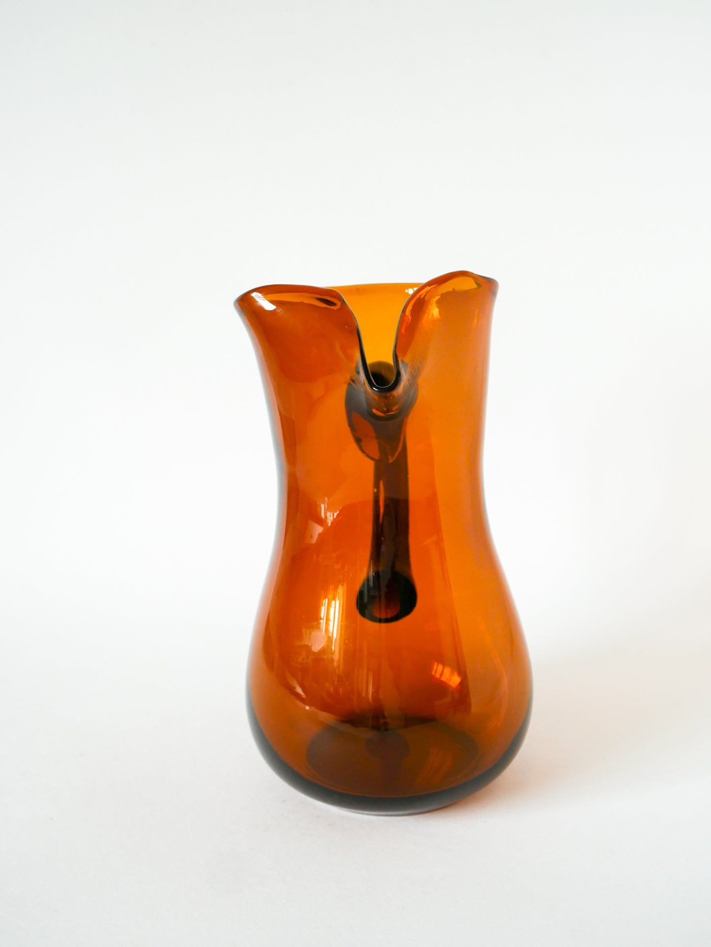 Pichet en verre ambré, Design, 1970 - 23 X 18 cm