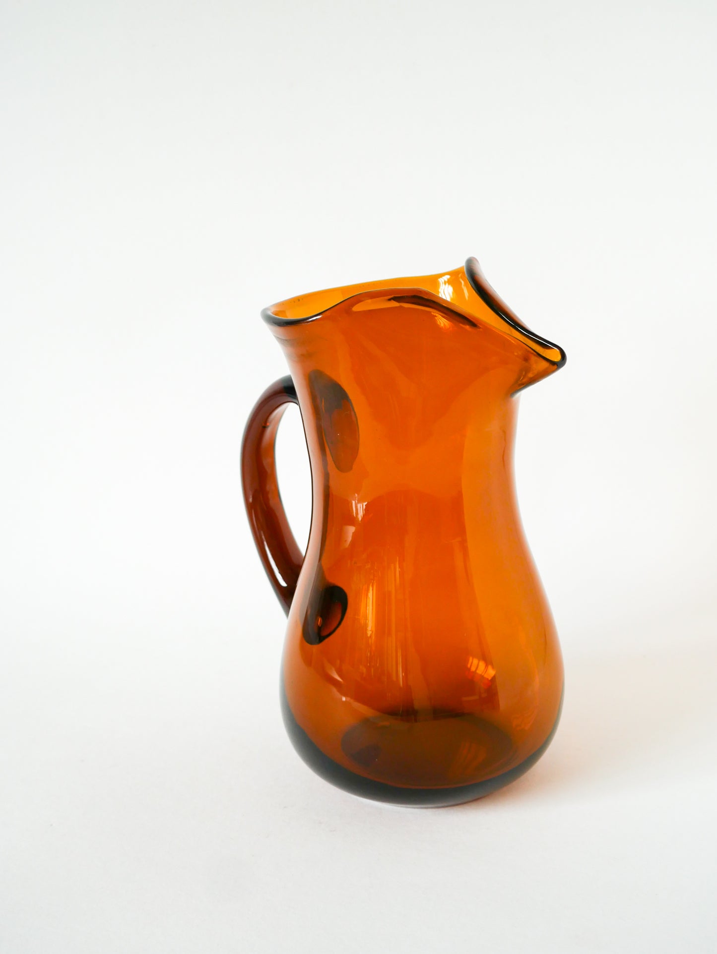 Pichet en verre ambré, Design, 1970 - 23 X 18 cm