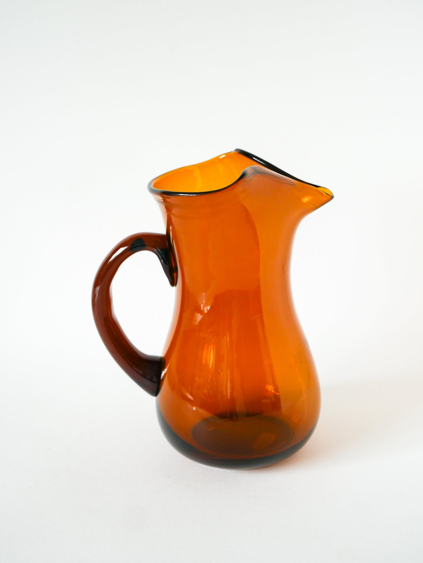 Pichet en verre ambré, Design, 1970 - 23 X 18 cm