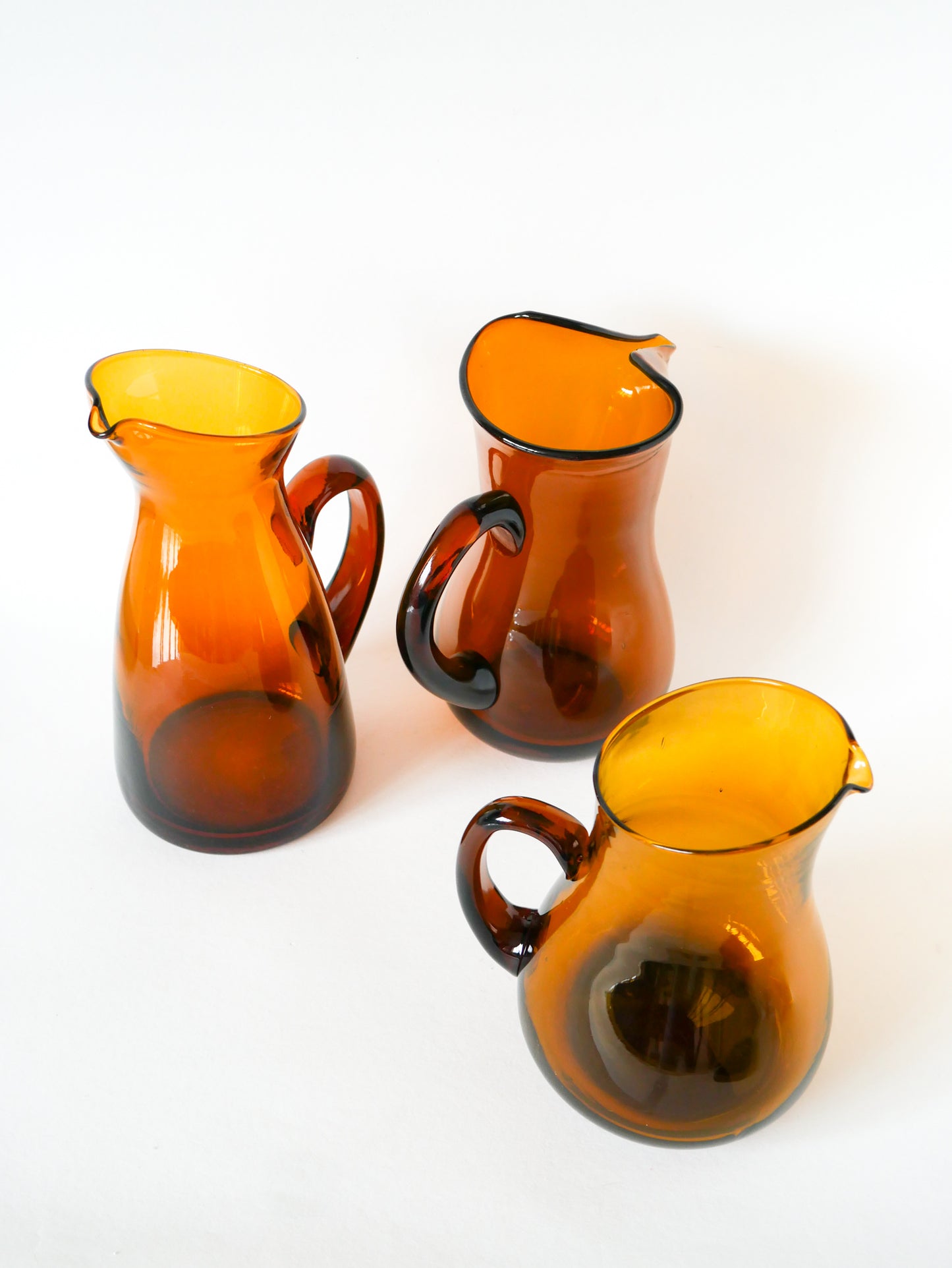 Pichet en verre ambré, Design, 1970 - 23 X 18 cm