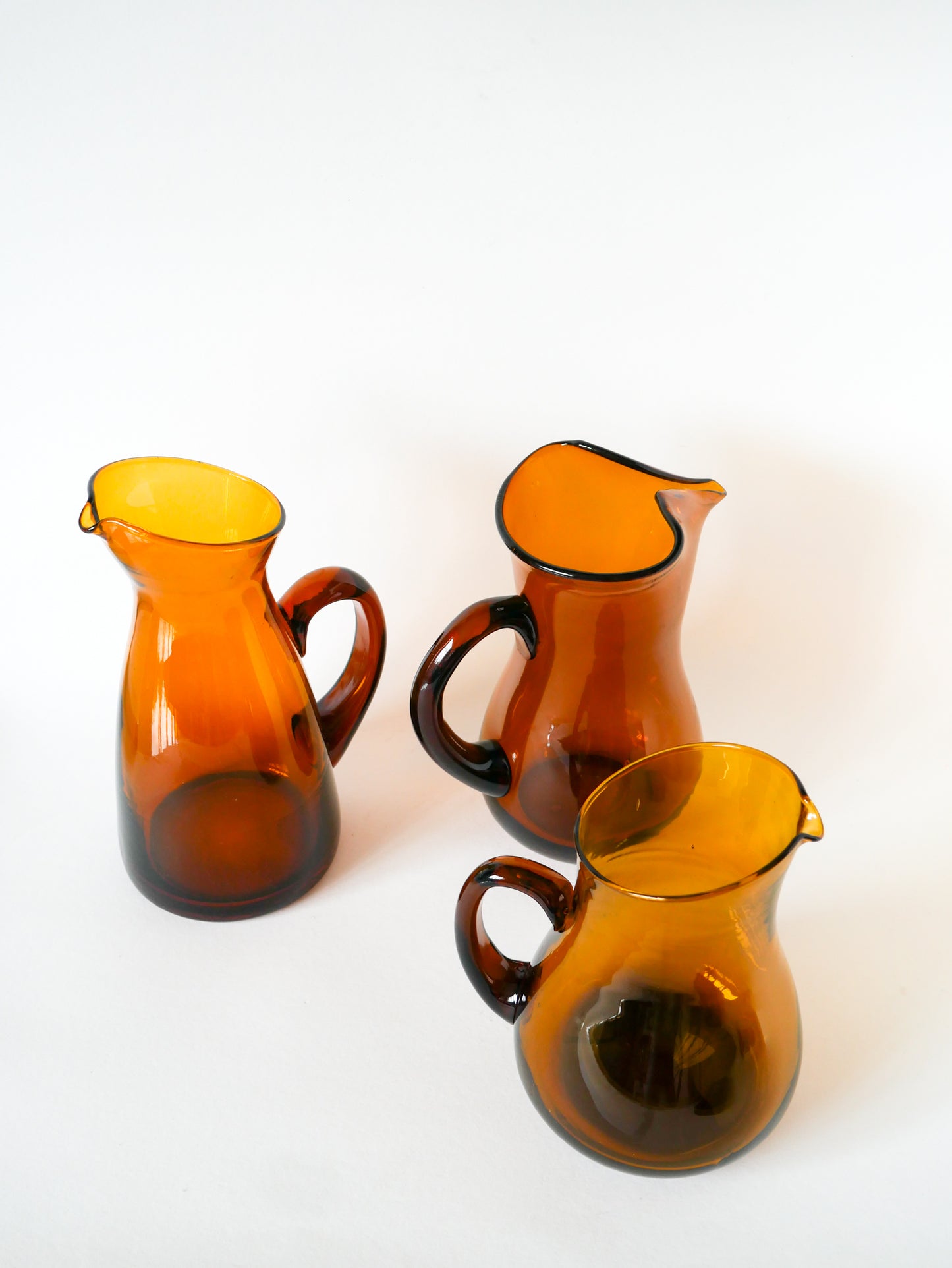 Pichet en verre ambré, Design, 1970 - 23 X 18 cm