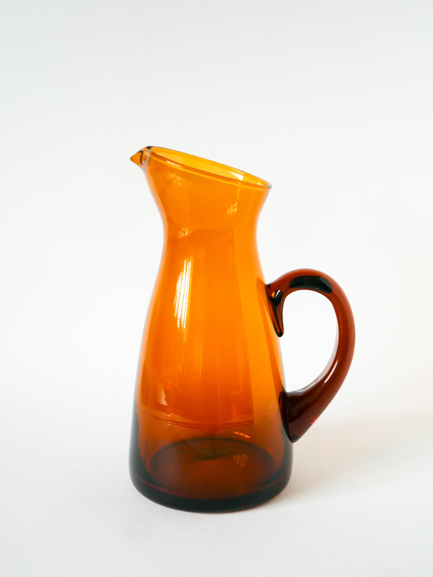 Pichet en verre ambré, Design, 1970 - 26 X 17 cm