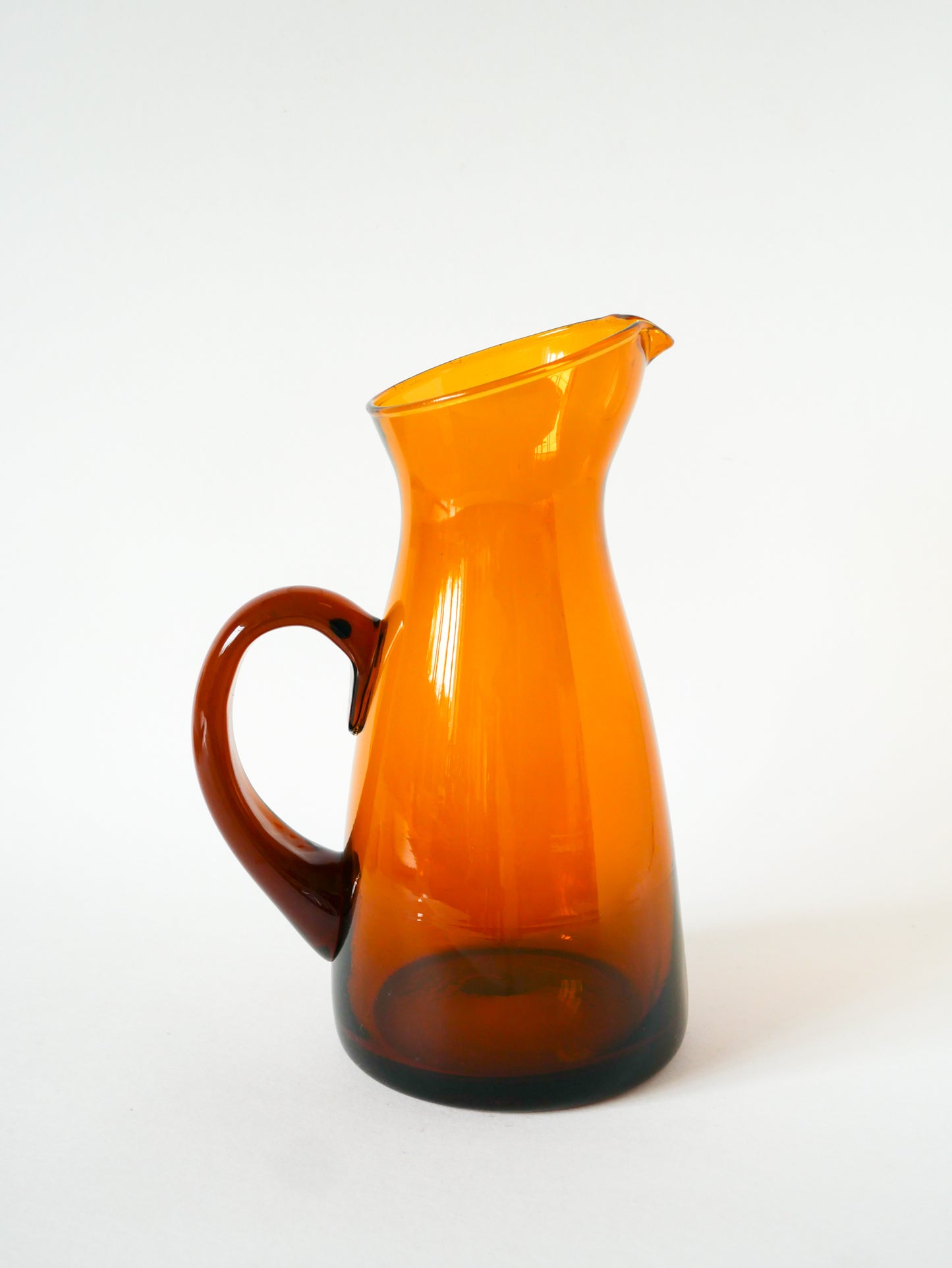 Pichet en verre ambré, Design, 1970 - 26 X 17 cm