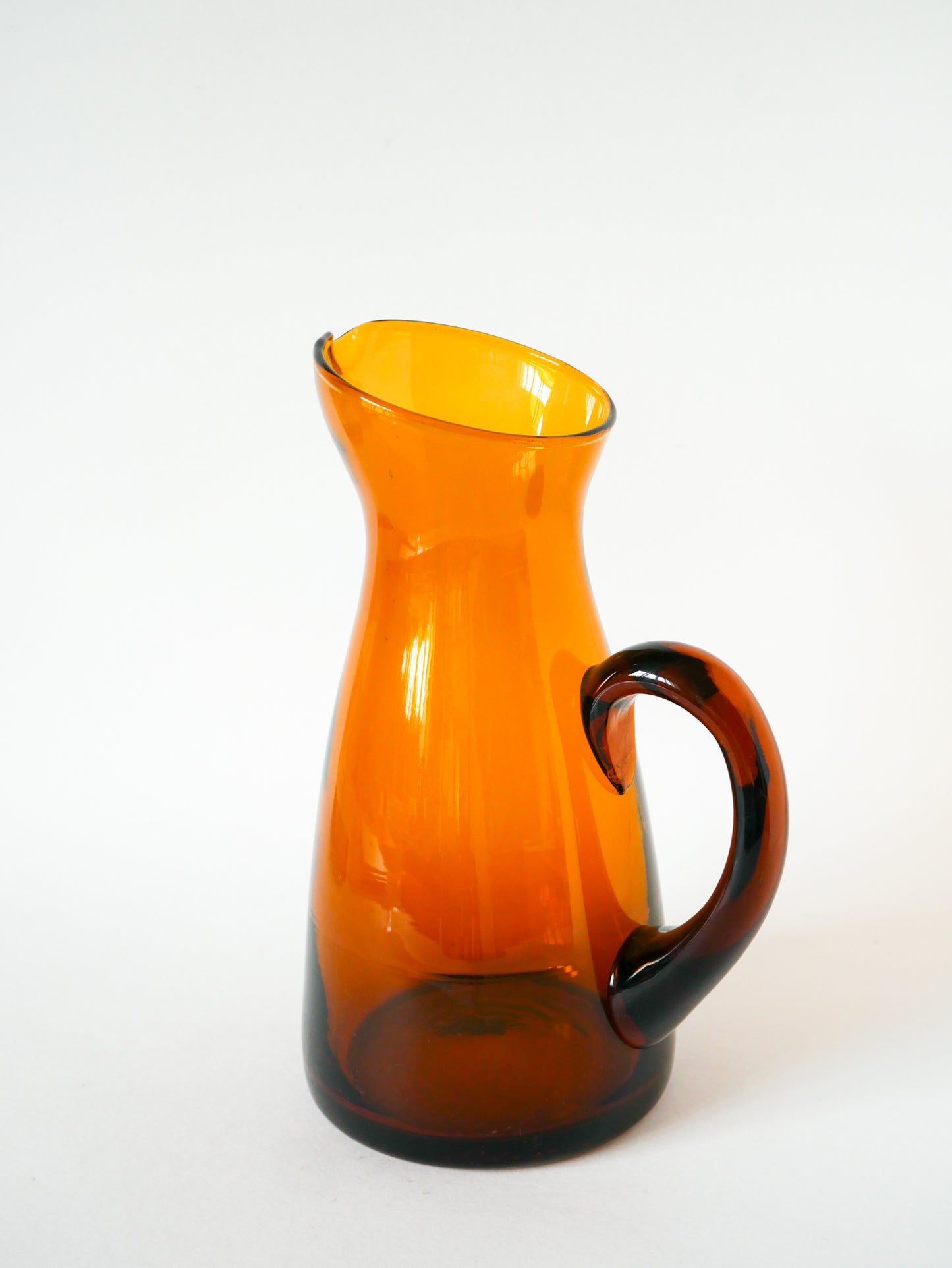 Pichet en verre ambré, Design, 1970 - 26 X 17 cm