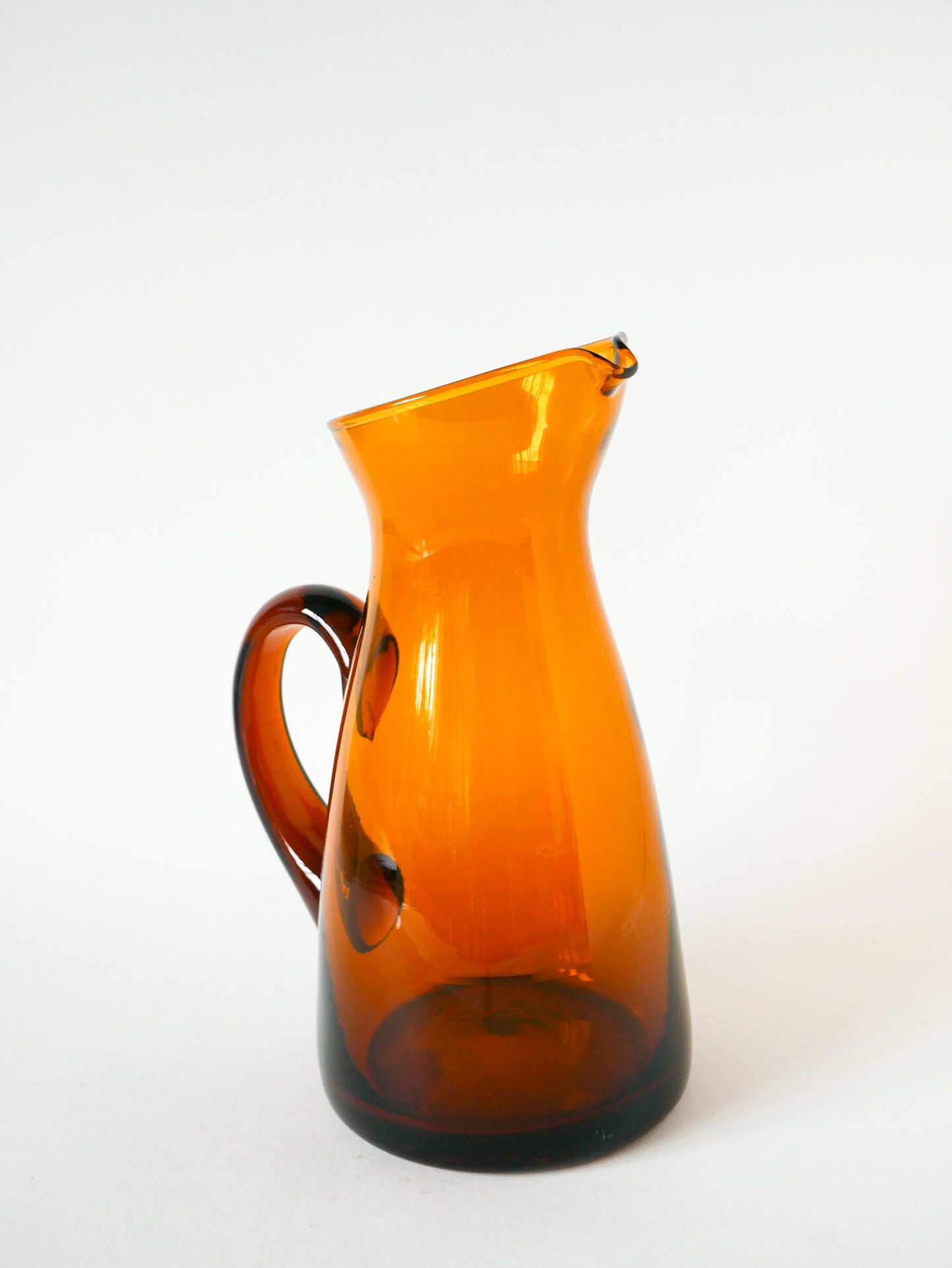 Pichet en verre ambré, Design, 1970 - 26 X 17 cm