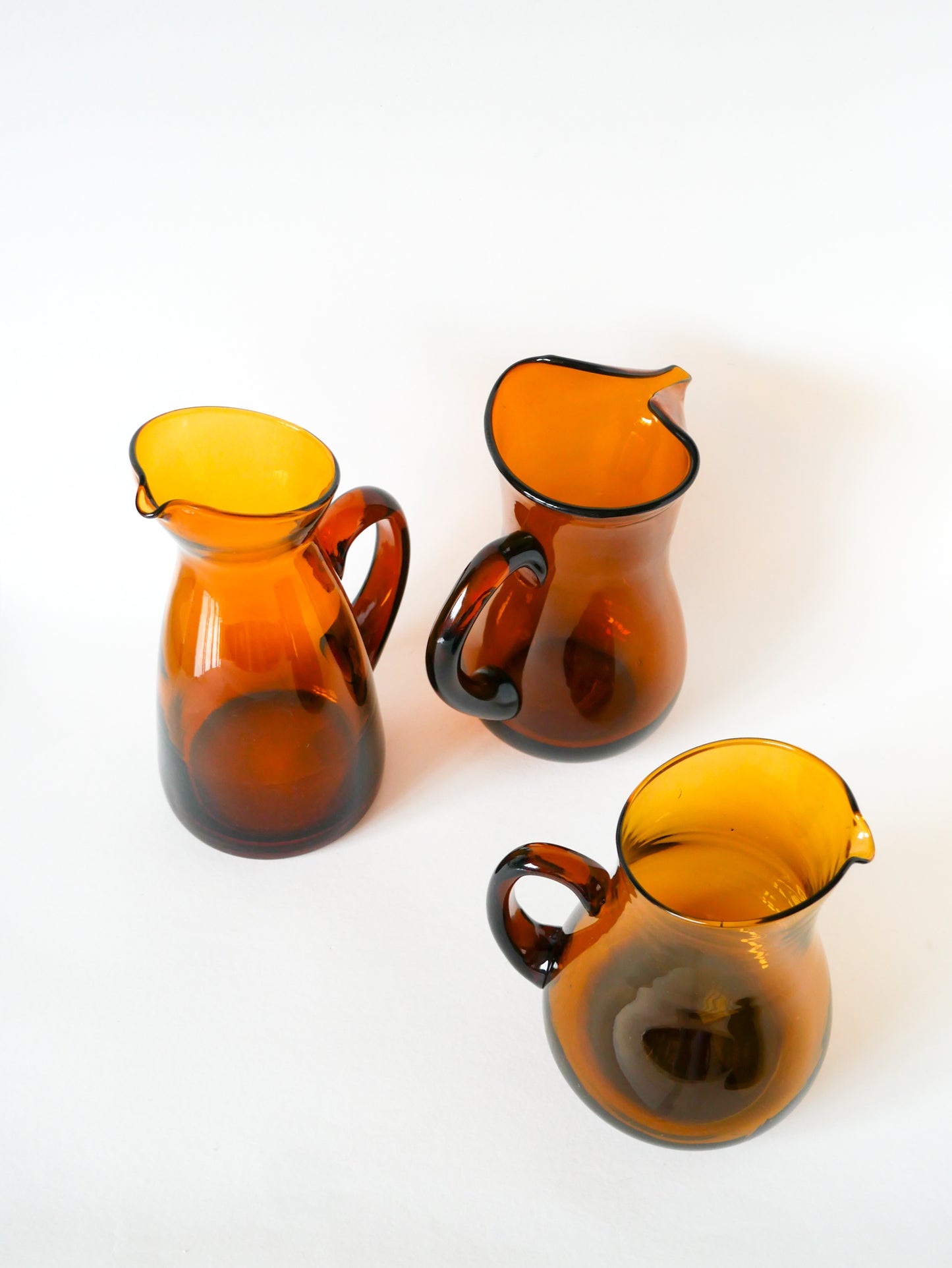 Pichet en verre ambré, Design, 1970 - 26 X 17 cm