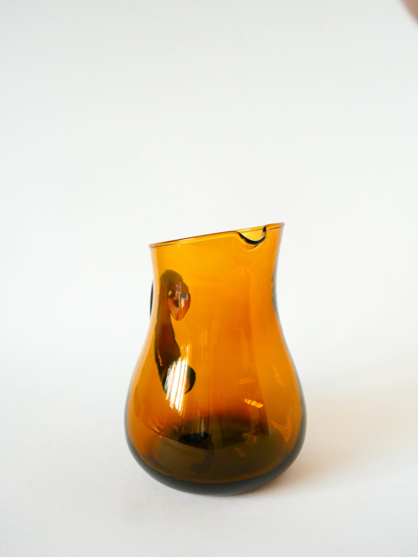 Pichet en verre ambré, Design, 1970