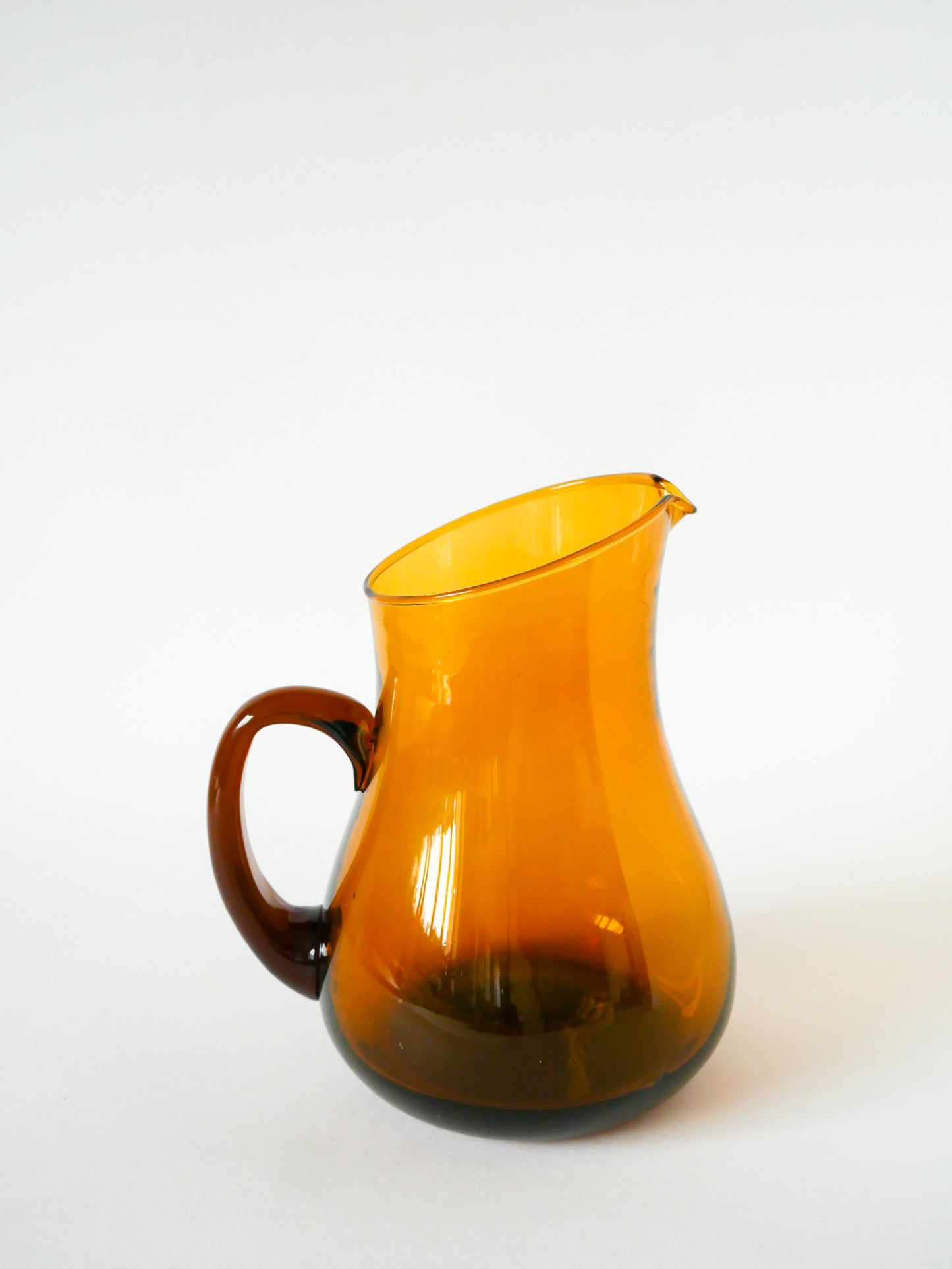 Pichet en verre ambré, Design, 1970