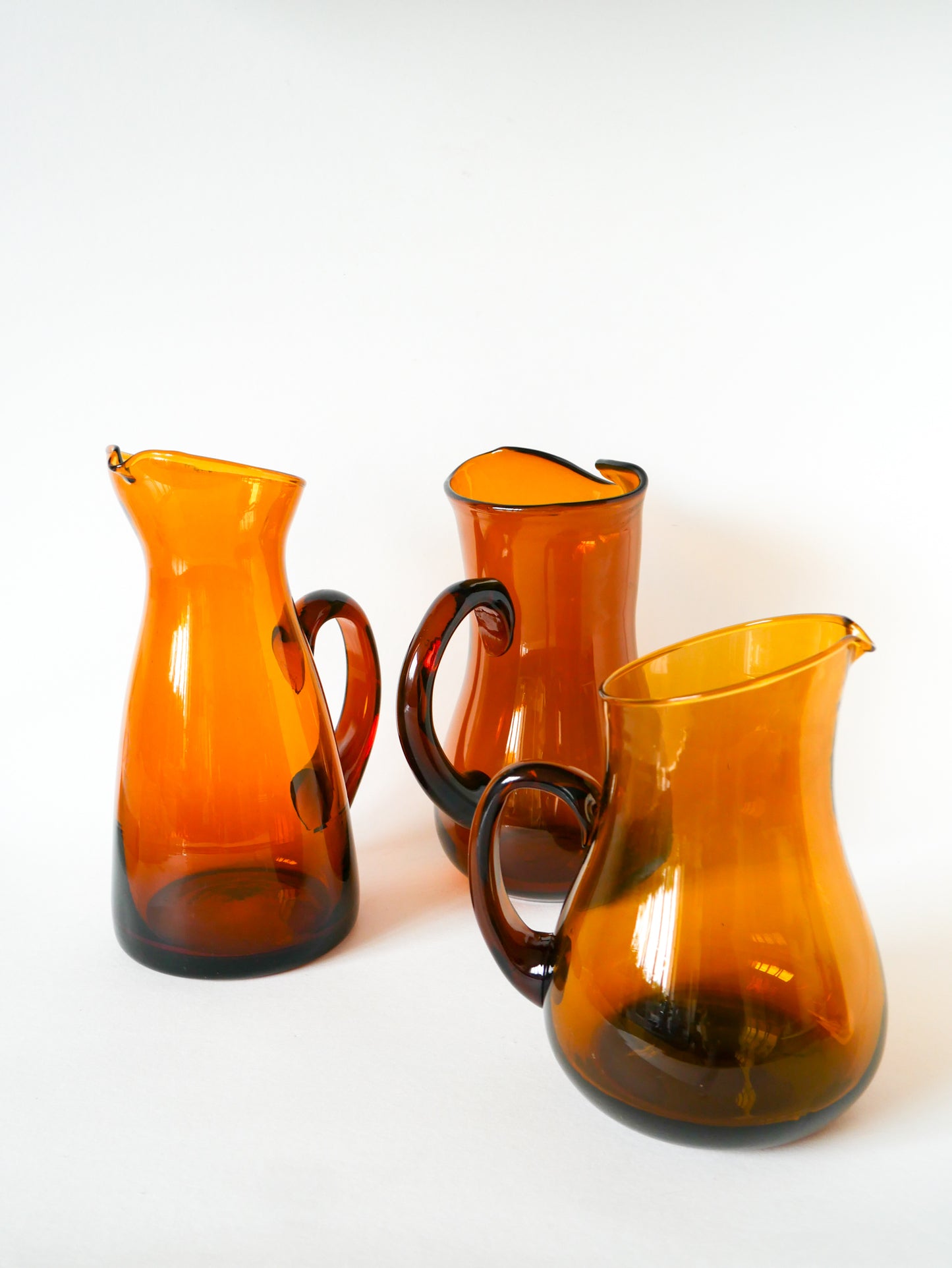 Pichet en verre ambré, Design, 1970