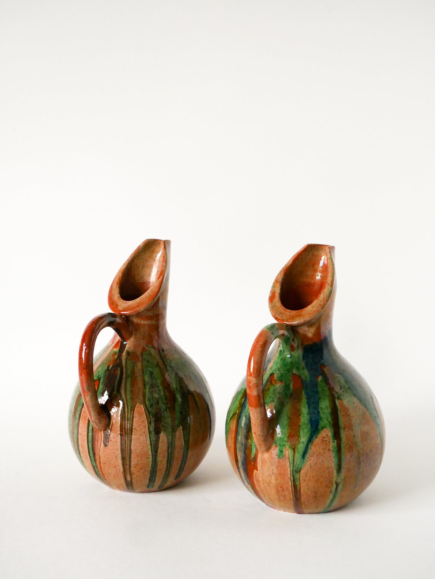 Paire de pichets en grés vernissé, poterie artisanale, 1970