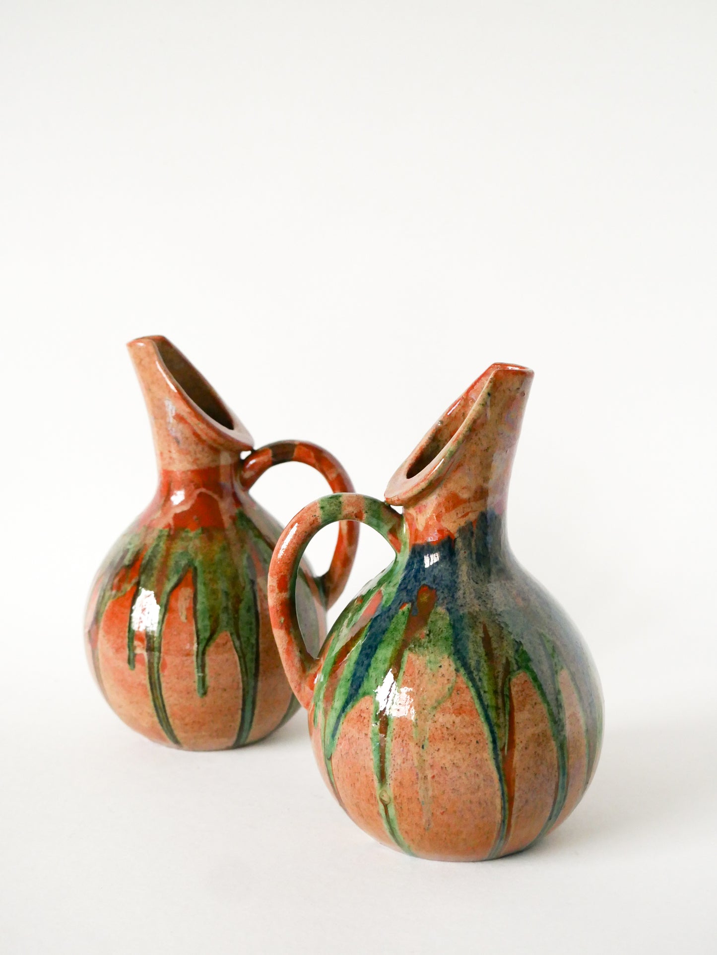 Paire de pichets en grés vernissé, poterie artisanale, 1970