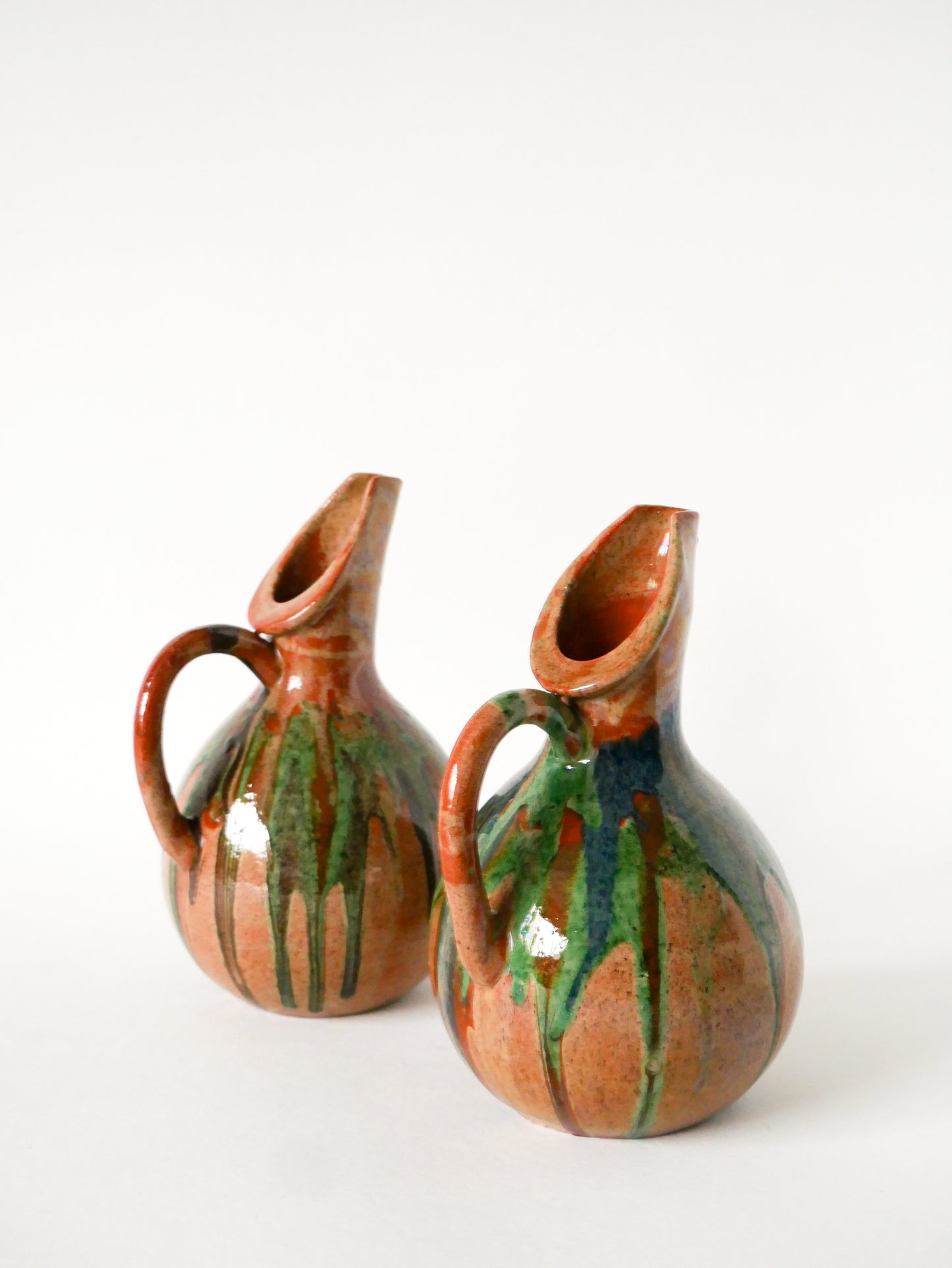 Paire de pichets en grés vernissé, poterie artisanale, 1970