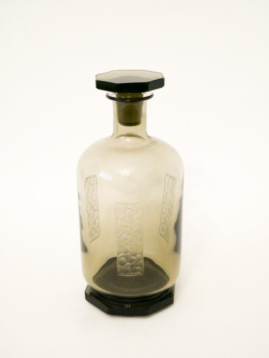 Carafe en verre fumé avec bouchon, à motifs géométriques gravés, Art Déco, 1930