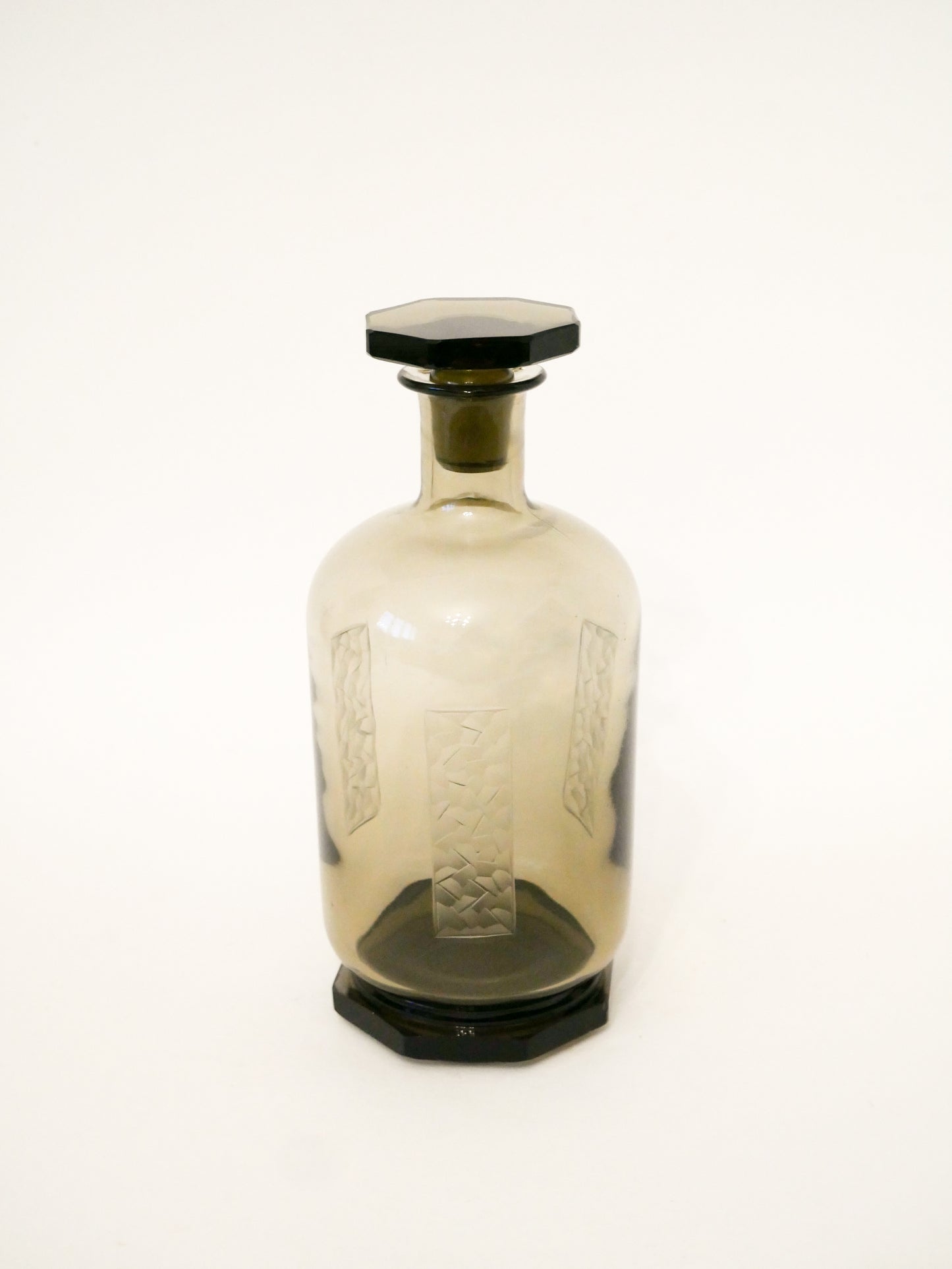 Carafe en verre fumé avec bouchon, à motifs géométriques gravés, Art Déco, 1930