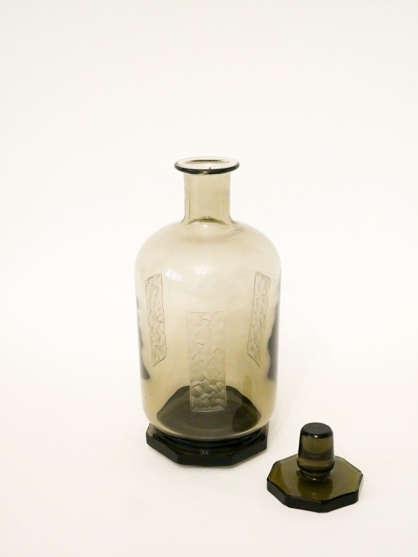 Carafe en verre fumé avec bouchon, à motifs géométriques gravés, Art Déco, 1930