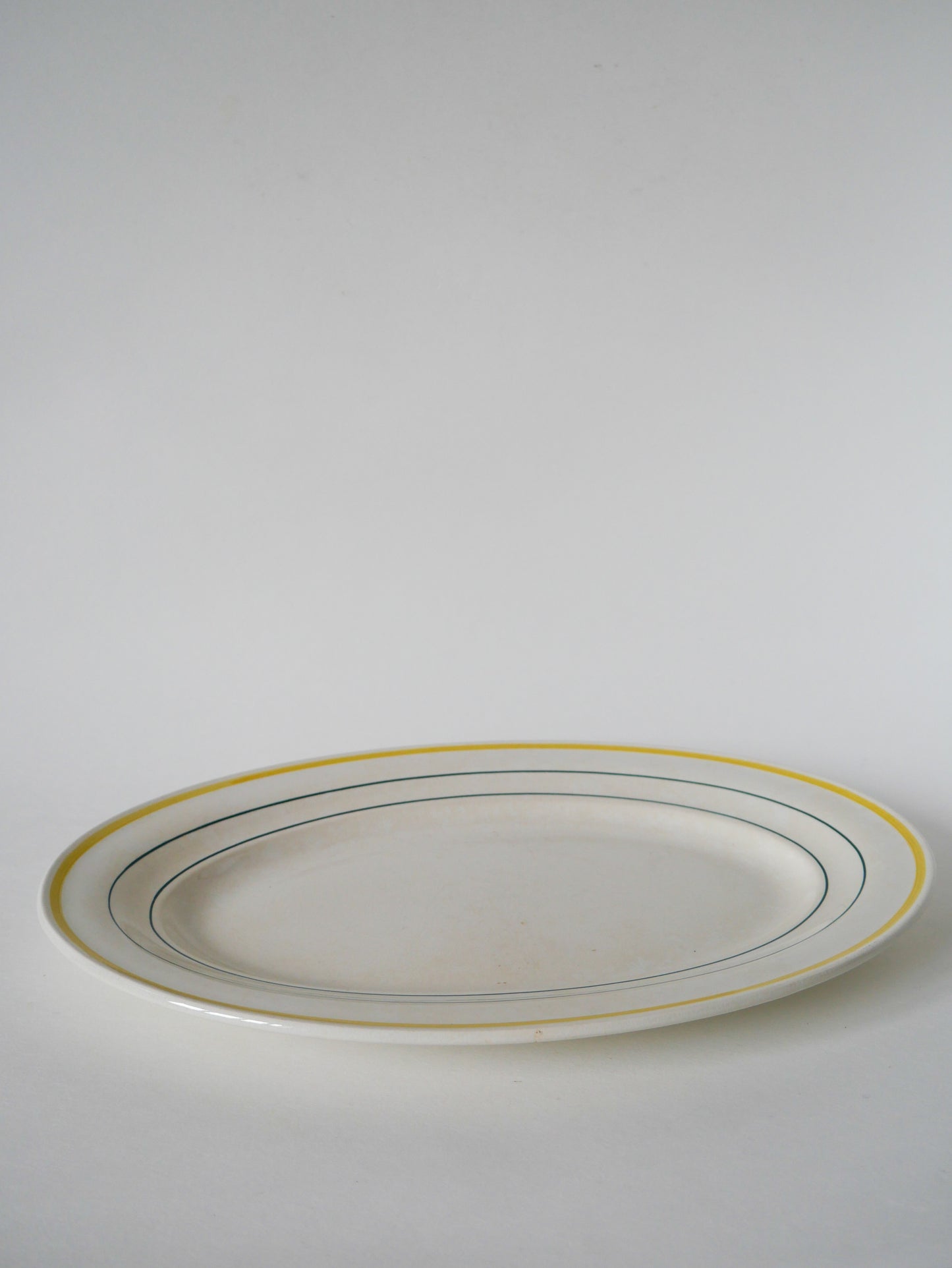 Plat oval à liserés jaunes St Amand modèle "Trouville", 1960