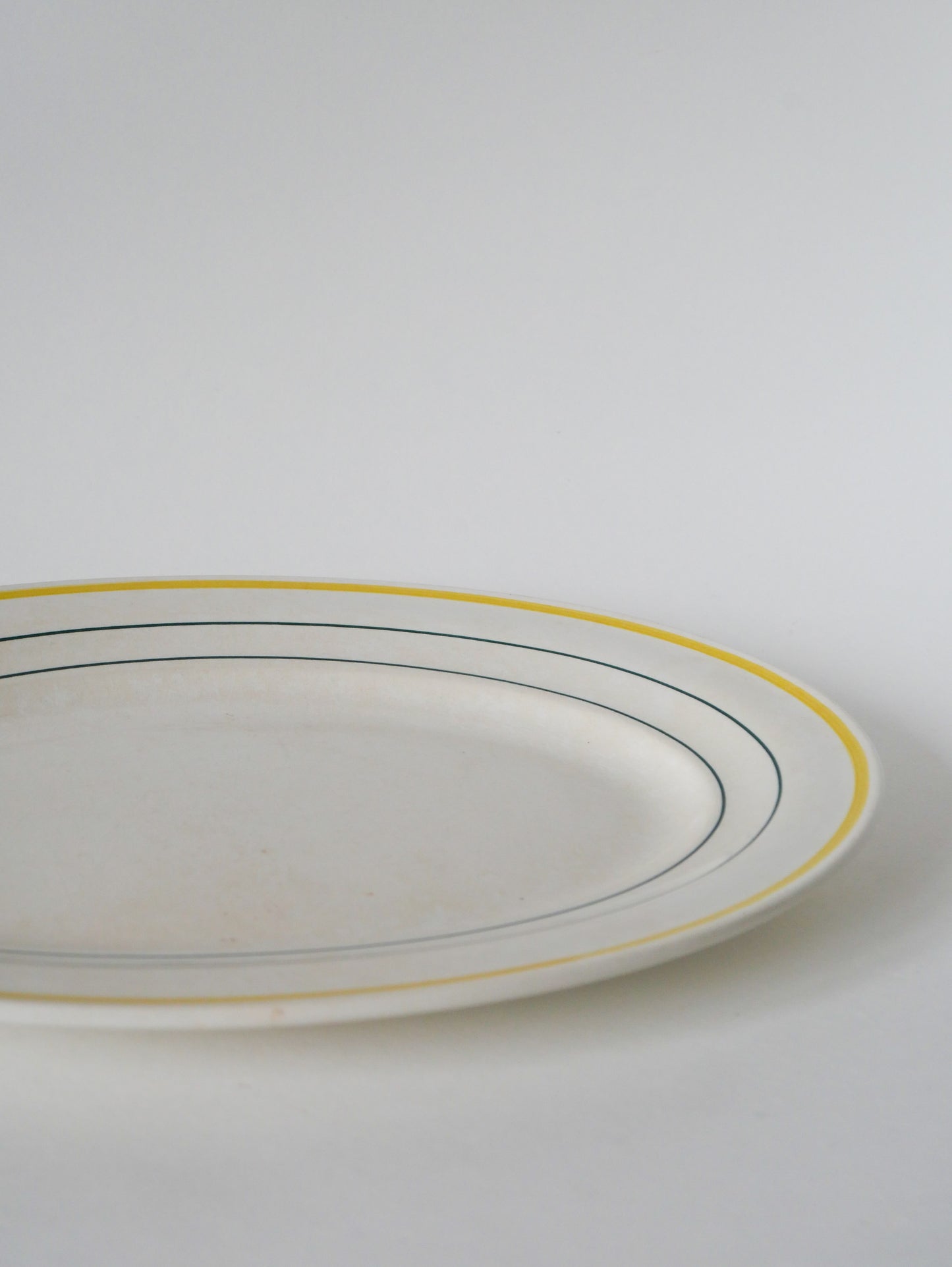 Plat oval à liserés jaunes St Amand modèle "Trouville", 1960