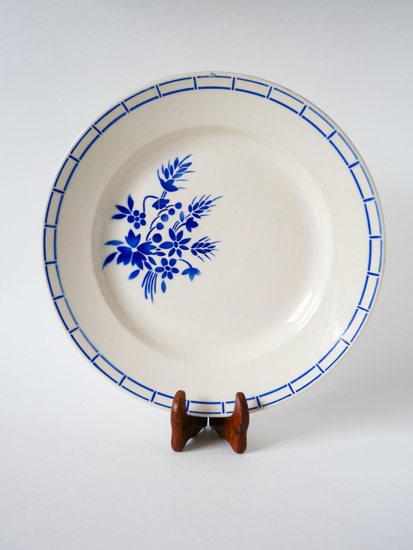 Grand plat bleu fleuri et géométrique Badonviller, 1940