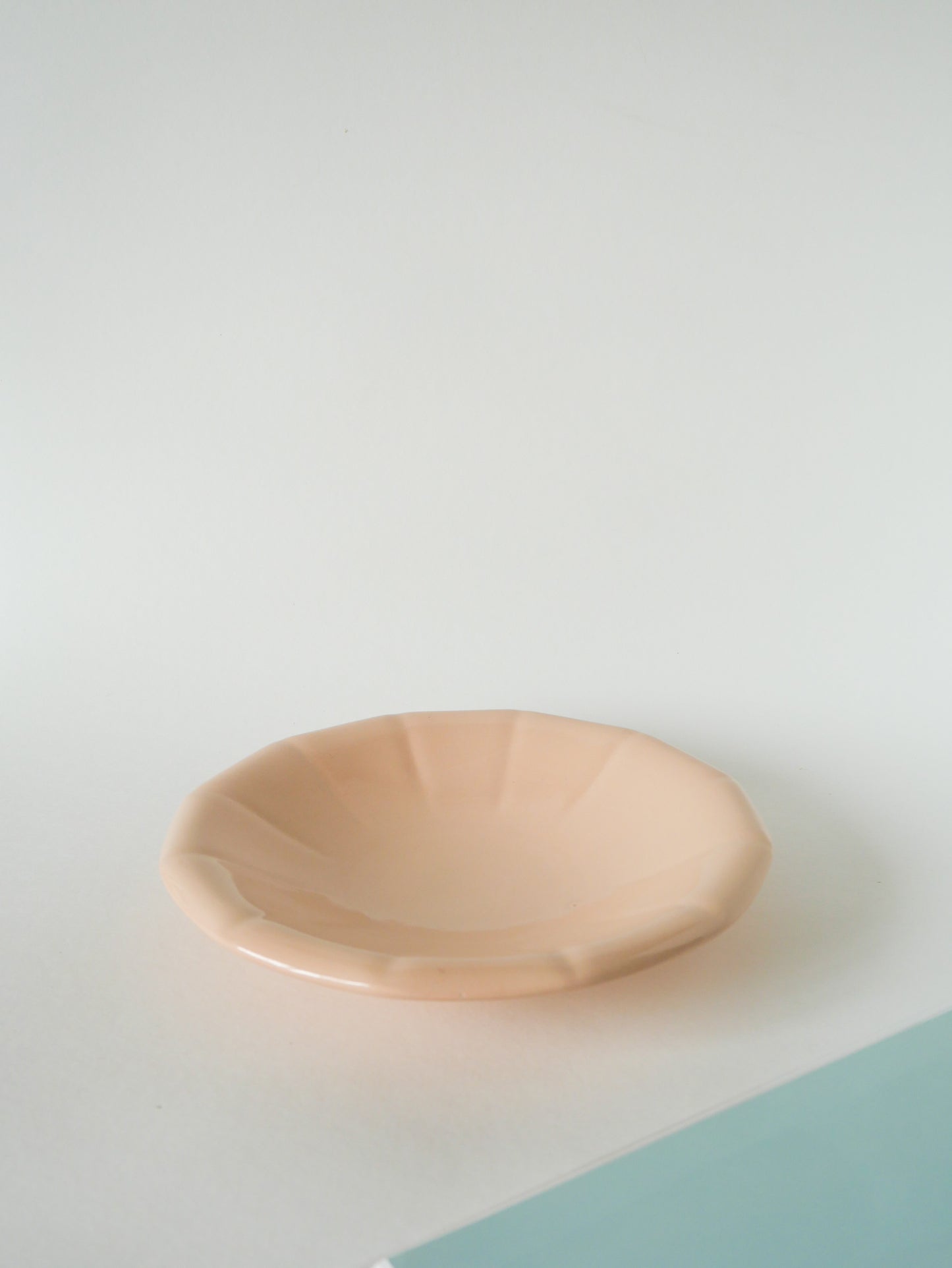 Plat creux plissé Digoin Sarreguemines, rose poudré, 1960