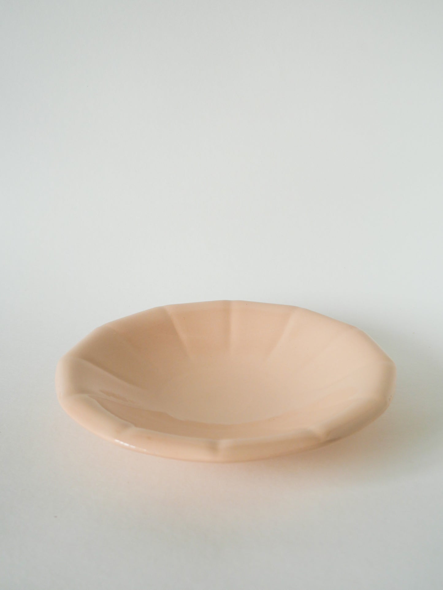 Plat creux plissé Digoin Sarreguemines, rose poudré, 1960