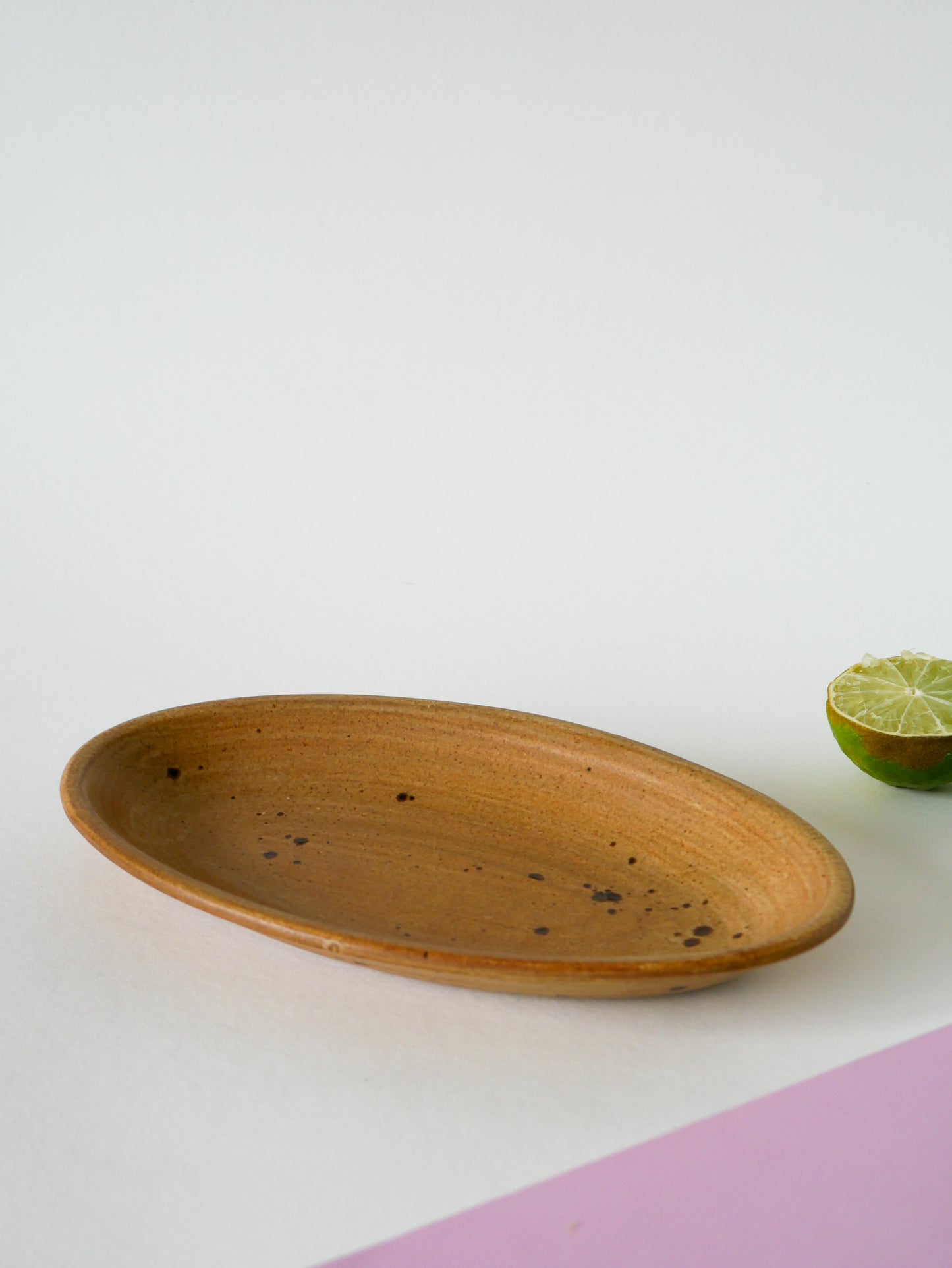 Petit plat en grès vernissé, poterie du Sud, 1960