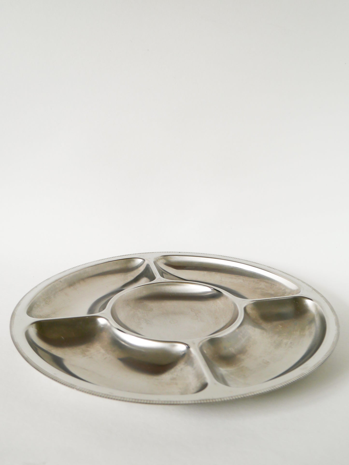 Grand plat à compartiments rond en acier chromé, Design, 1970, 35 cm