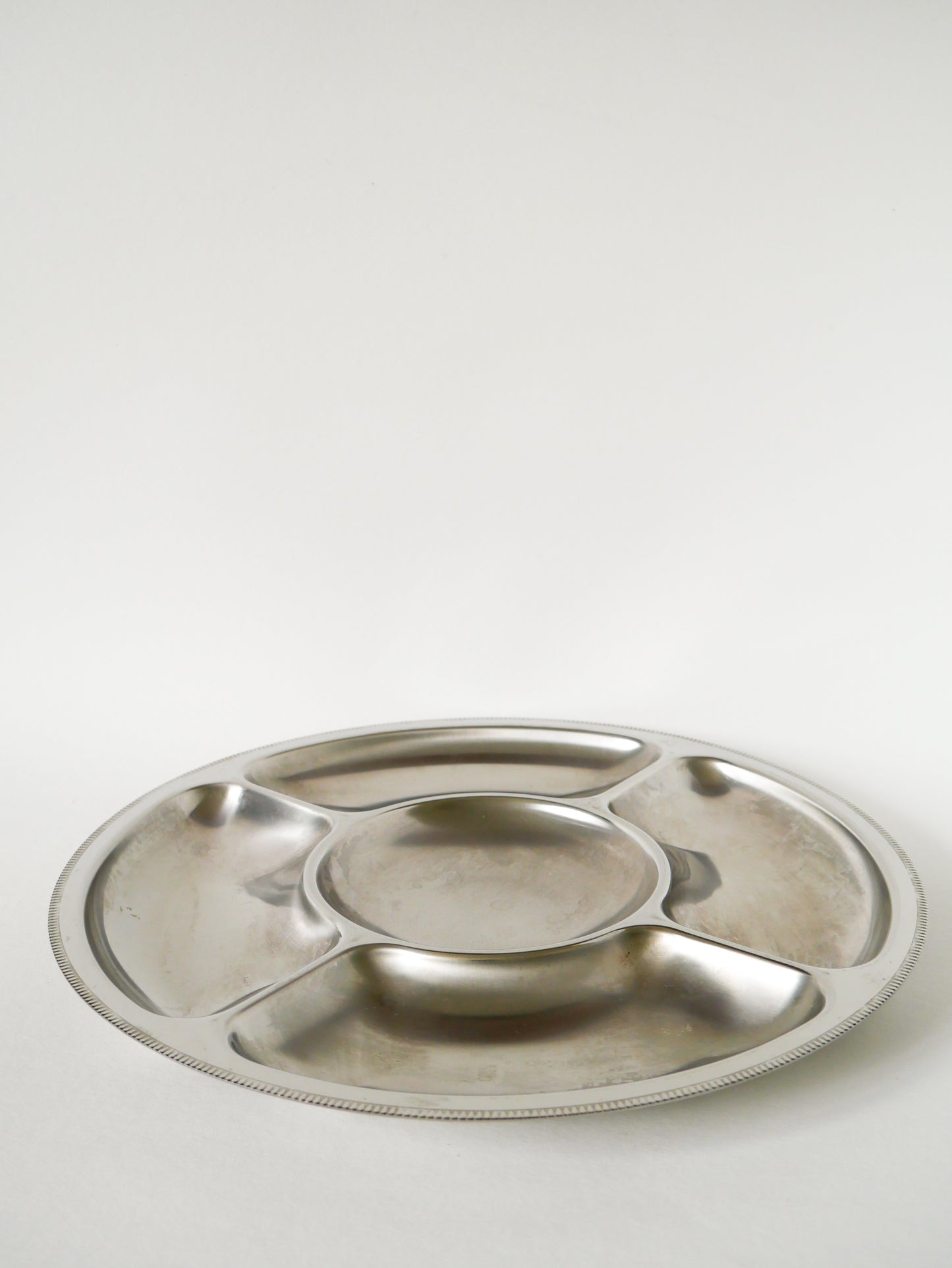 Grand plat à compartiments rond en acier chromé, Design, 1970, 35 cm