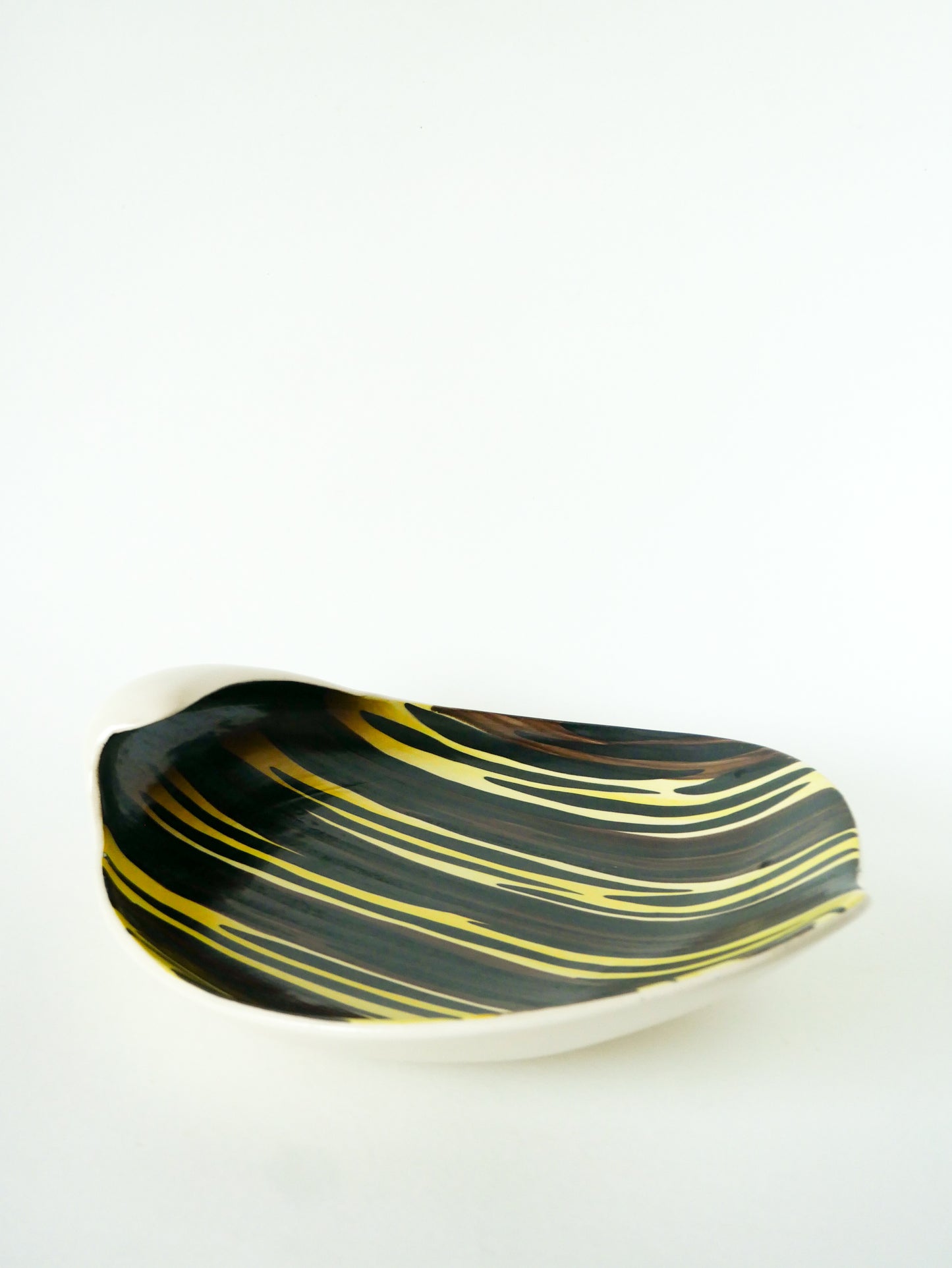 Grande coupe en céramique forme Libre, Lignes, peint à la main, Jaune, Marron et Noir, 1960