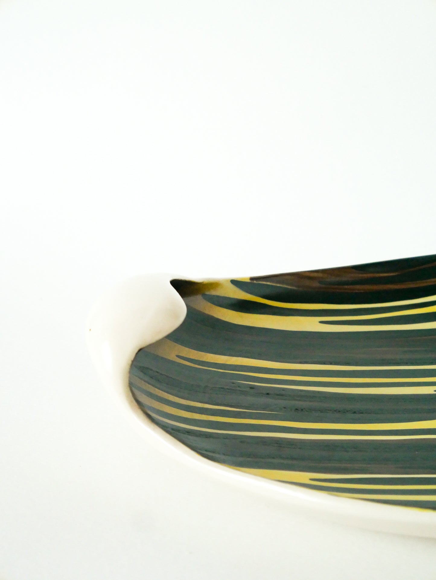 Grande coupe en céramique forme Libre, Lignes, peint à la main, Jaune, Marron et Noir, 1960