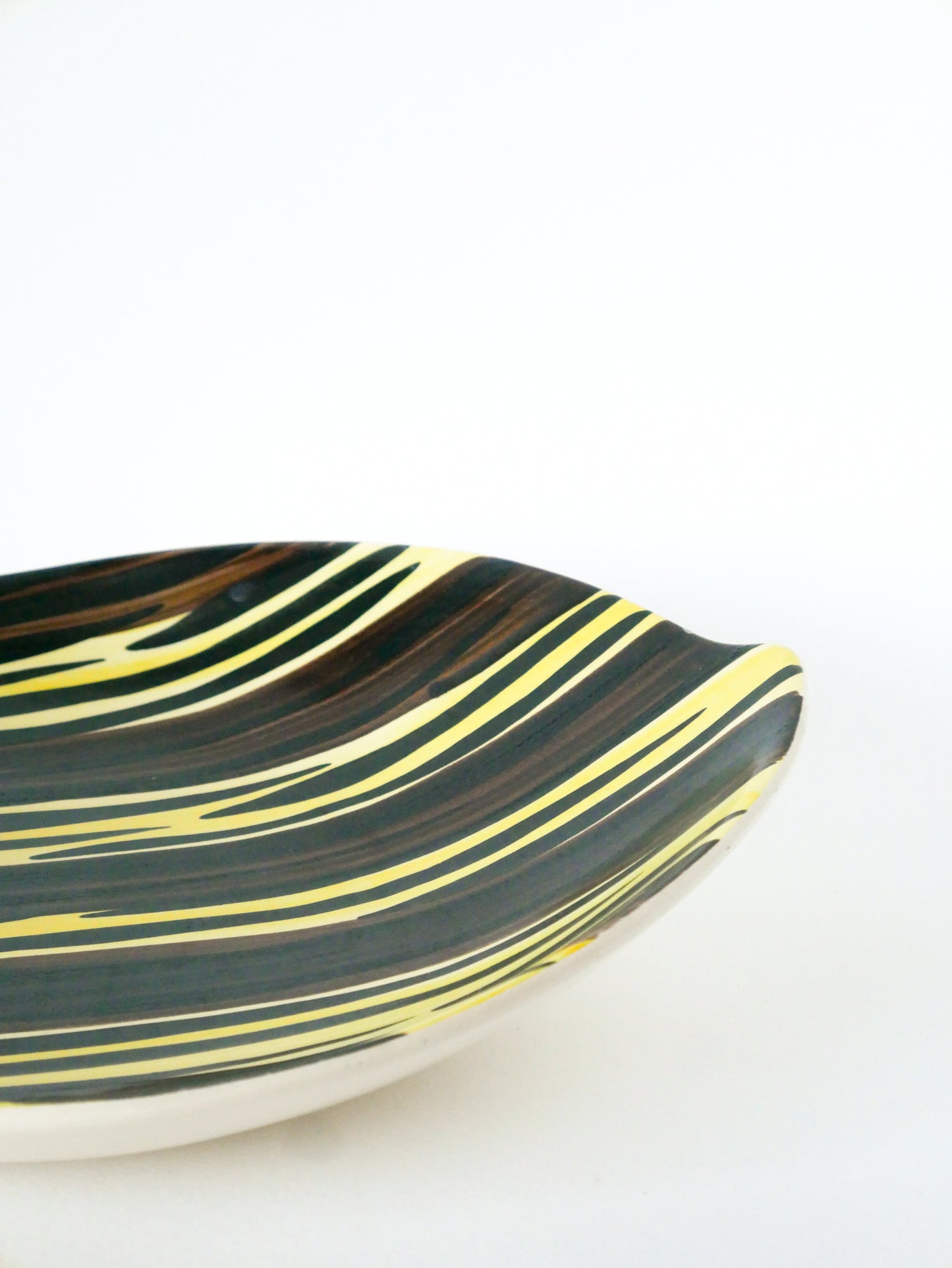 Grande coupe en céramique forme Libre, Lignes, peint à la main, Jaune, Marron et Noir, 1960