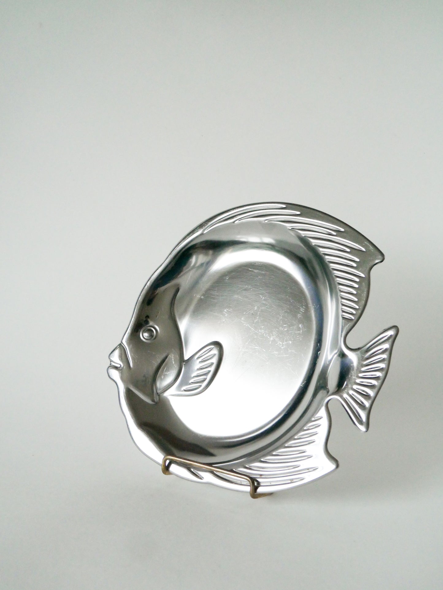 Plat en forme de poisson, signé Couzon, 1970