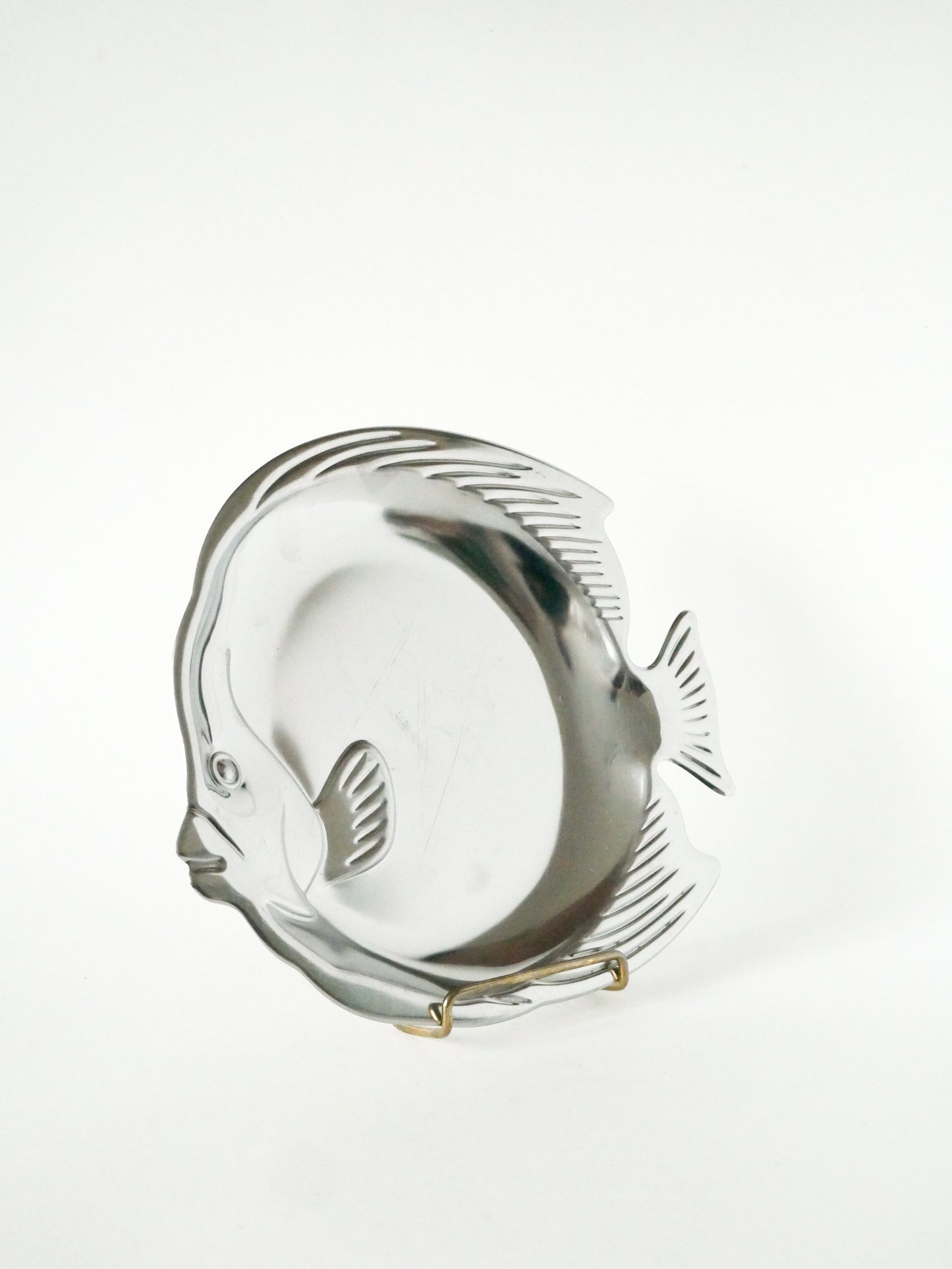 Plat en forme de poisson, signé Couzon, 1970