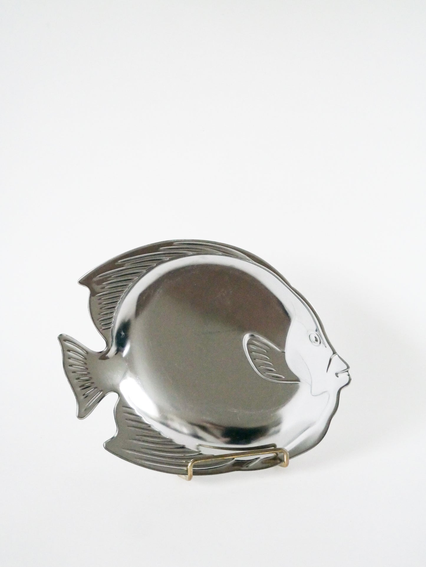 Plat en forme de poisson, signé Couzon, 1970