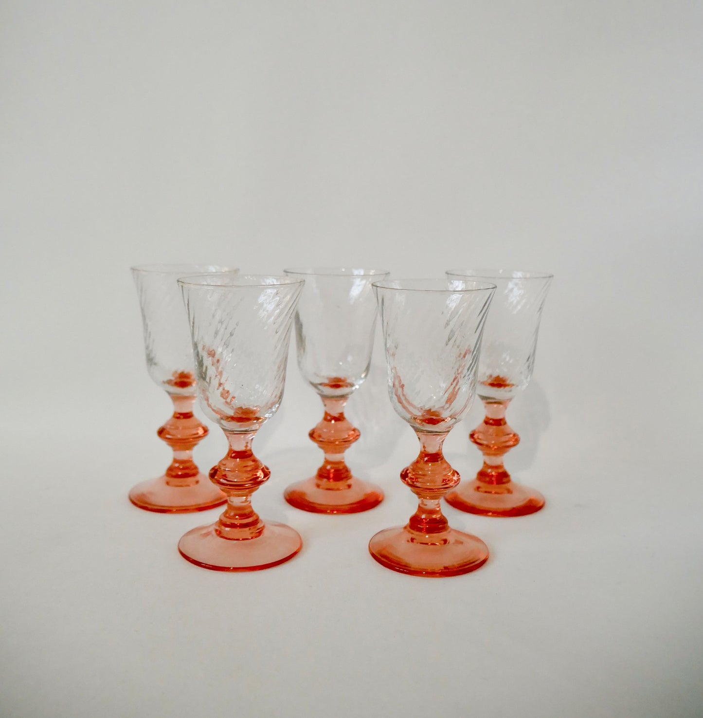 Lot de 5 petits verres à vin rose à pieds travaillé années 60