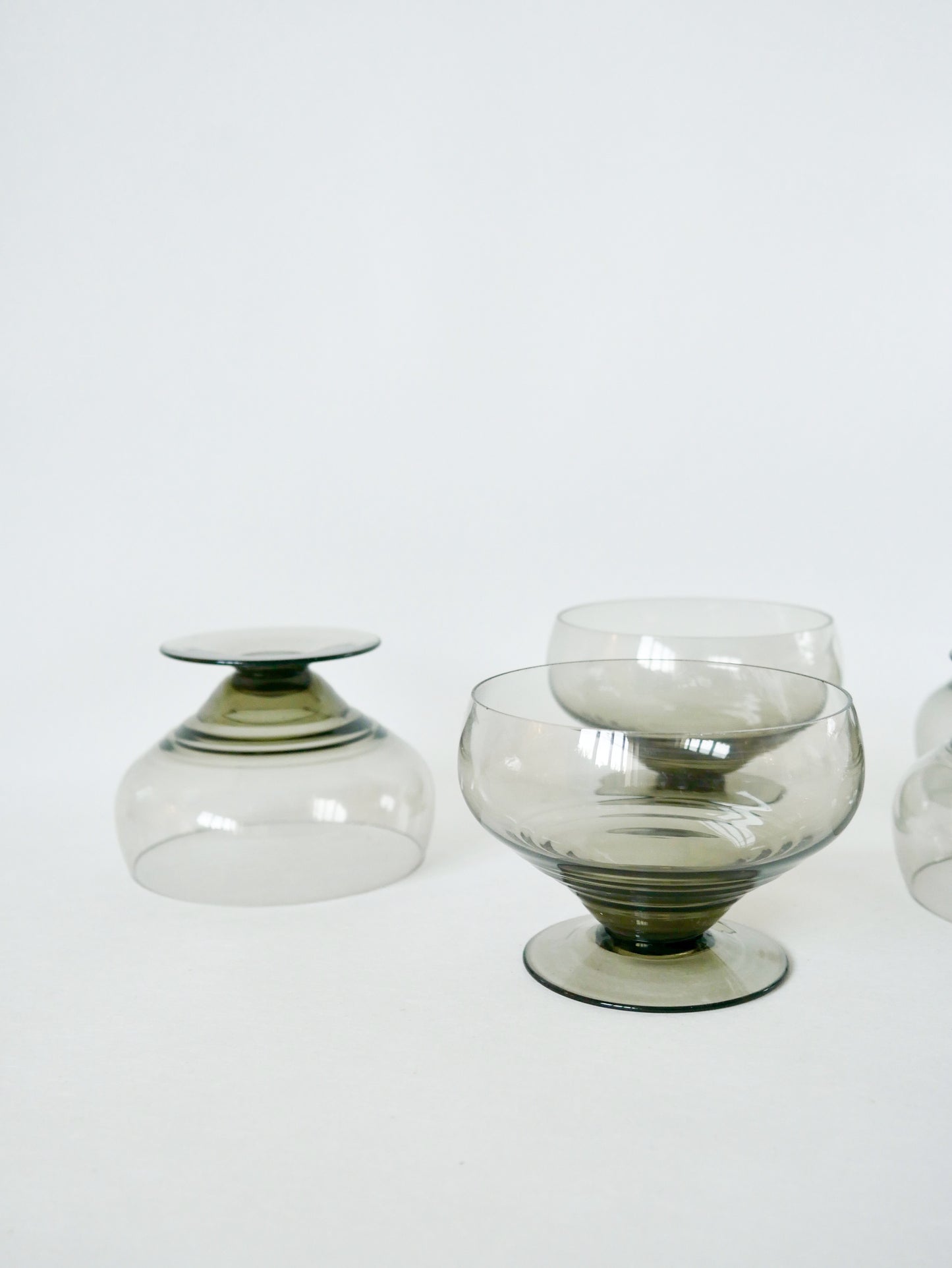 Ensemble de 5 coupes à champagne design art déco en verre fumé années 30-40