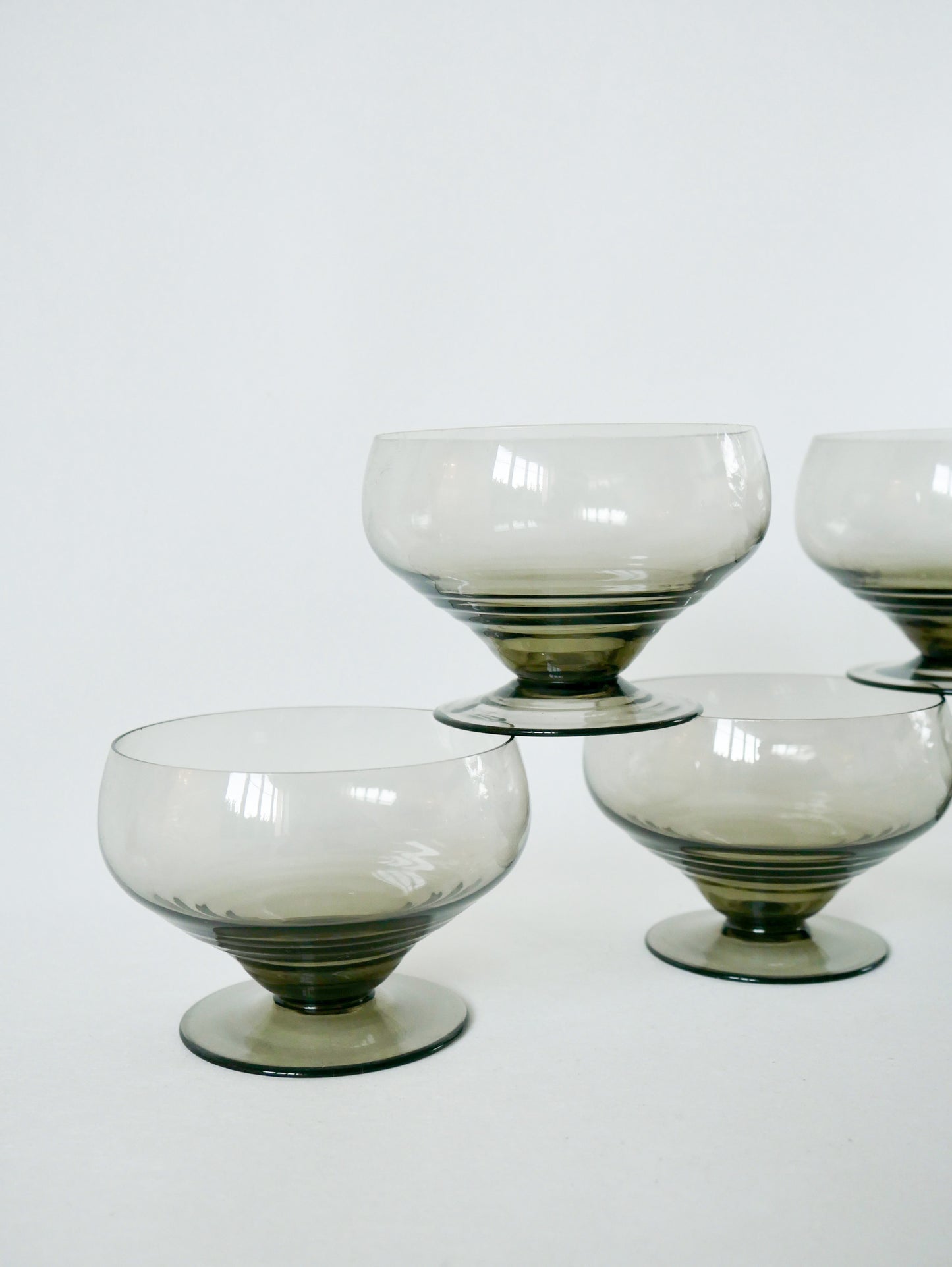 Ensemble de 5 coupes à champagne design art déco en verre fumé années 30-40