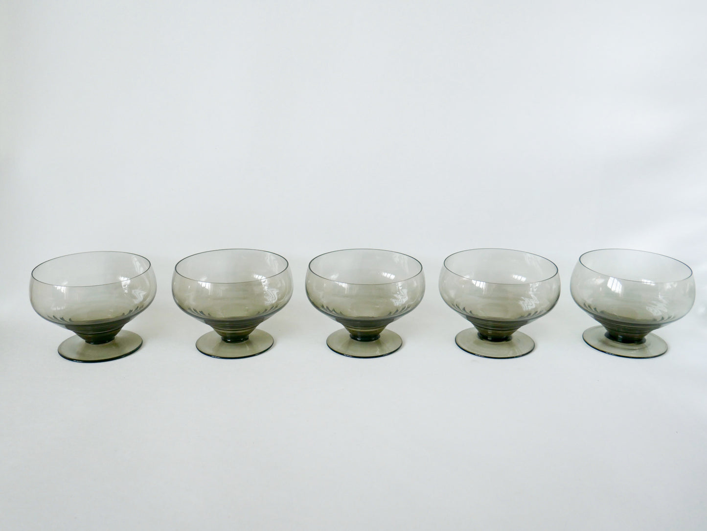 Ensemble de 5 coupes à champagne design art déco en verre fumé années 30-40