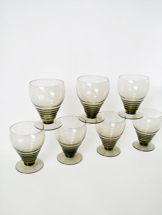 Ensemble de 7 grands verres à vin design art déco en verre fumé, 1930