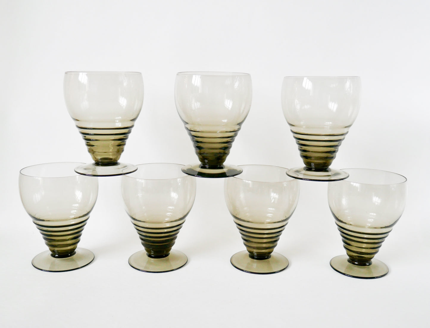 Ensemble de 7 grands verres à vin design art déco en verre fumé, 1930