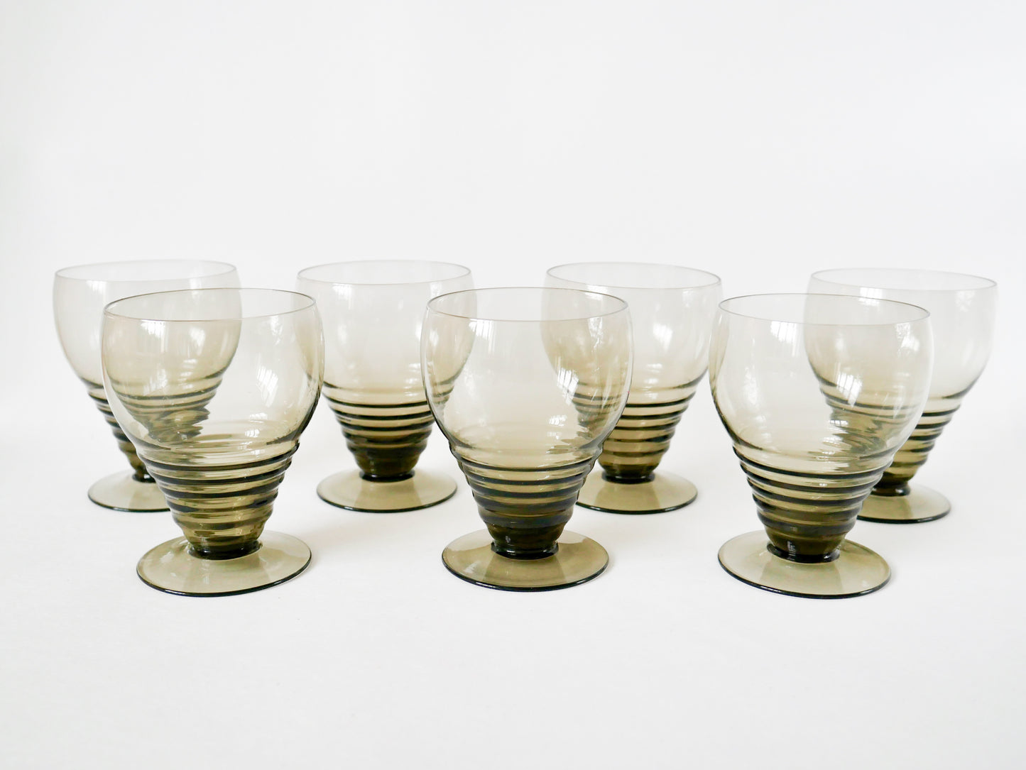 Ensemble de 7 grands verres à vin design art déco en verre fumé, 1930