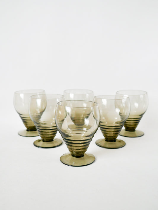 Ensemble de 6 petits verres à vin design art déco en verre fumé, 1930