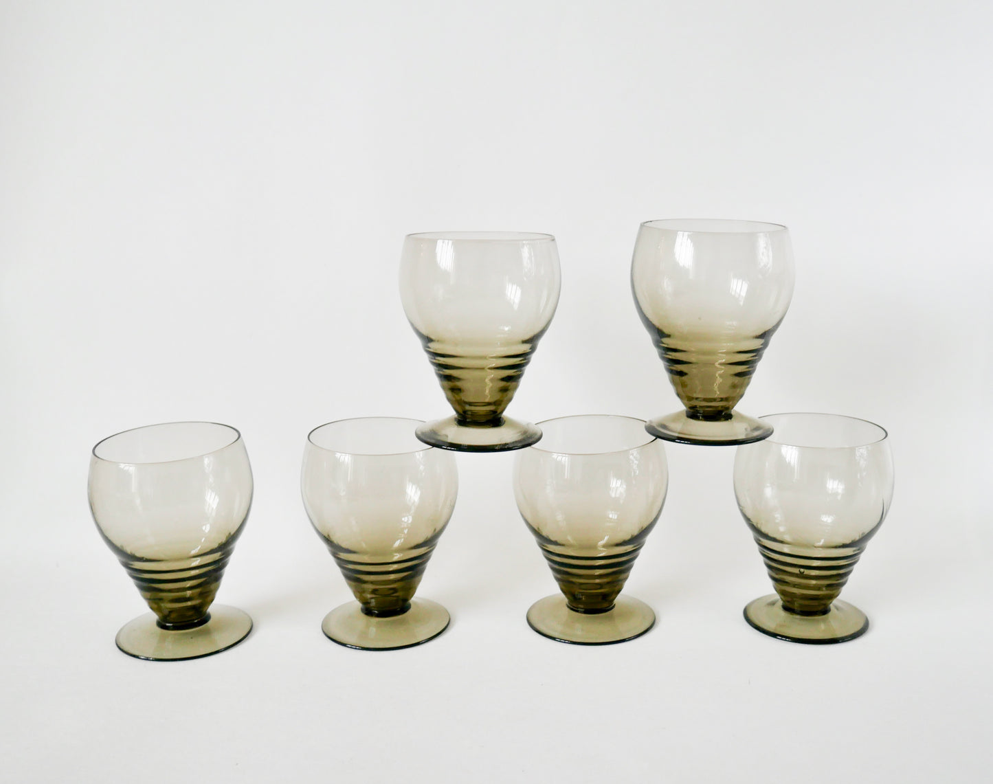 Ensemble de 6 petits verres à vin design art déco en verre fumé, 1930