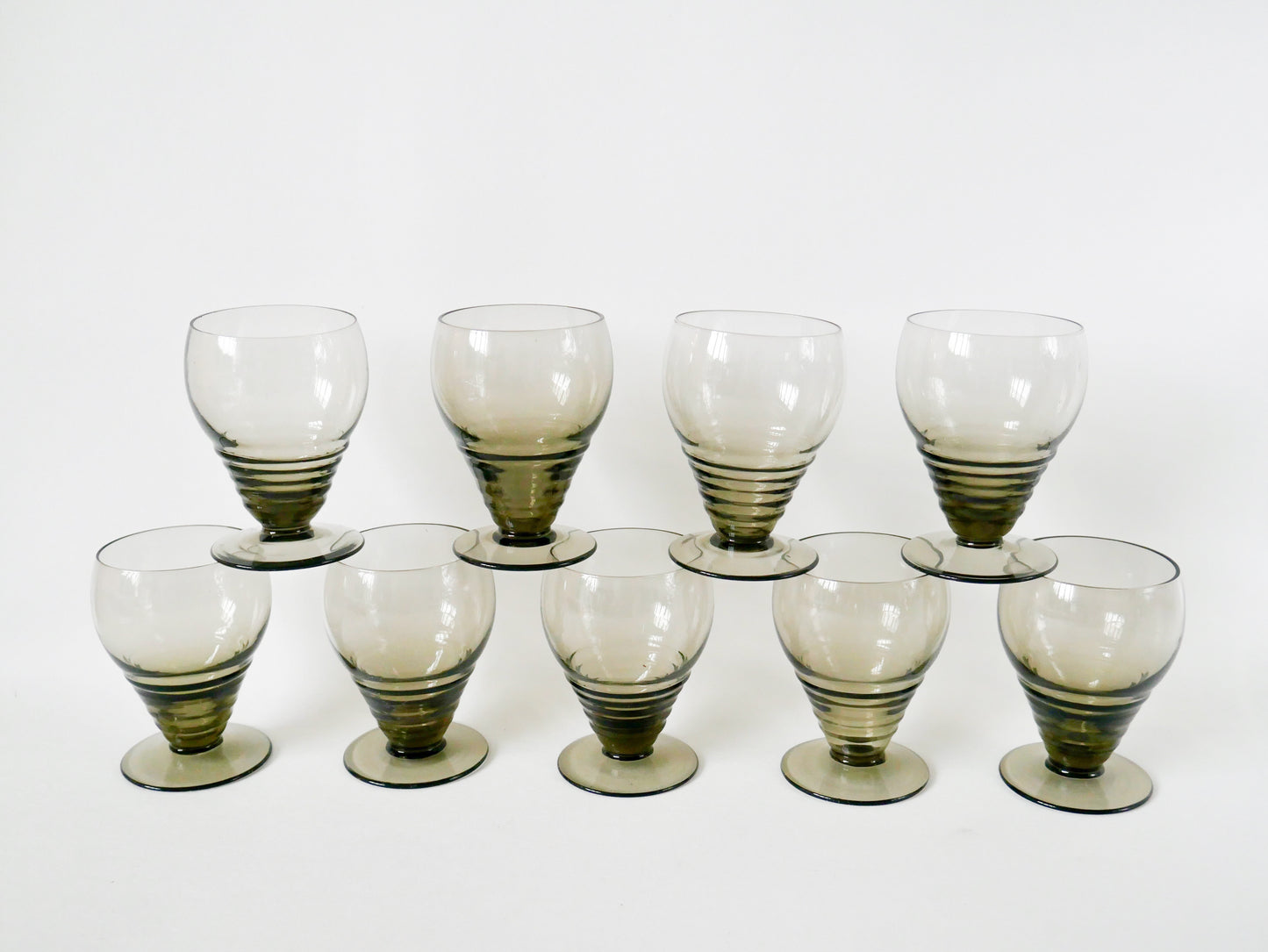 Ensemble de 9 petits verres à liqueur design art déco en verre fumé années 30-40