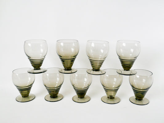 Ensemble de 9 petits verres à liqueur design art déco en verre fumé années 30-40