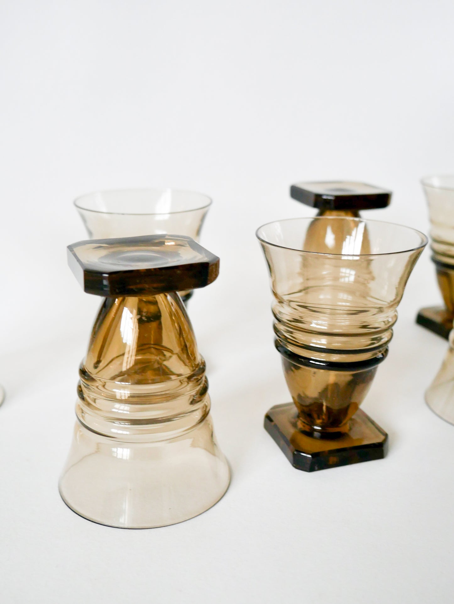 Ensemble de 7 petits verres à vin en verre fumé design pieds carré art déco, 1930