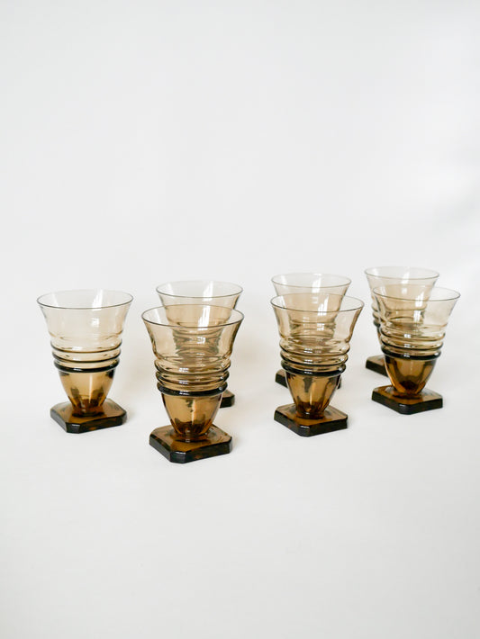 Ensemble de 7 petits verres à vin en verre fumé design pieds carré art déco, 1930